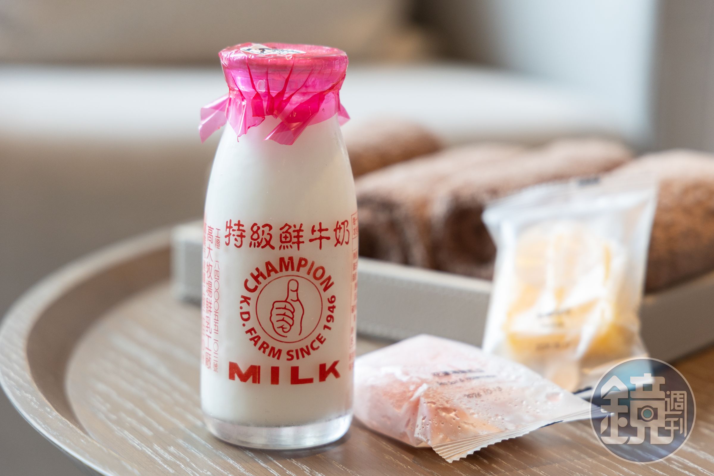 泡完大眾湯,休息區提供免費的高大牧場鮮奶與一枝春冰棒供賓客享用。