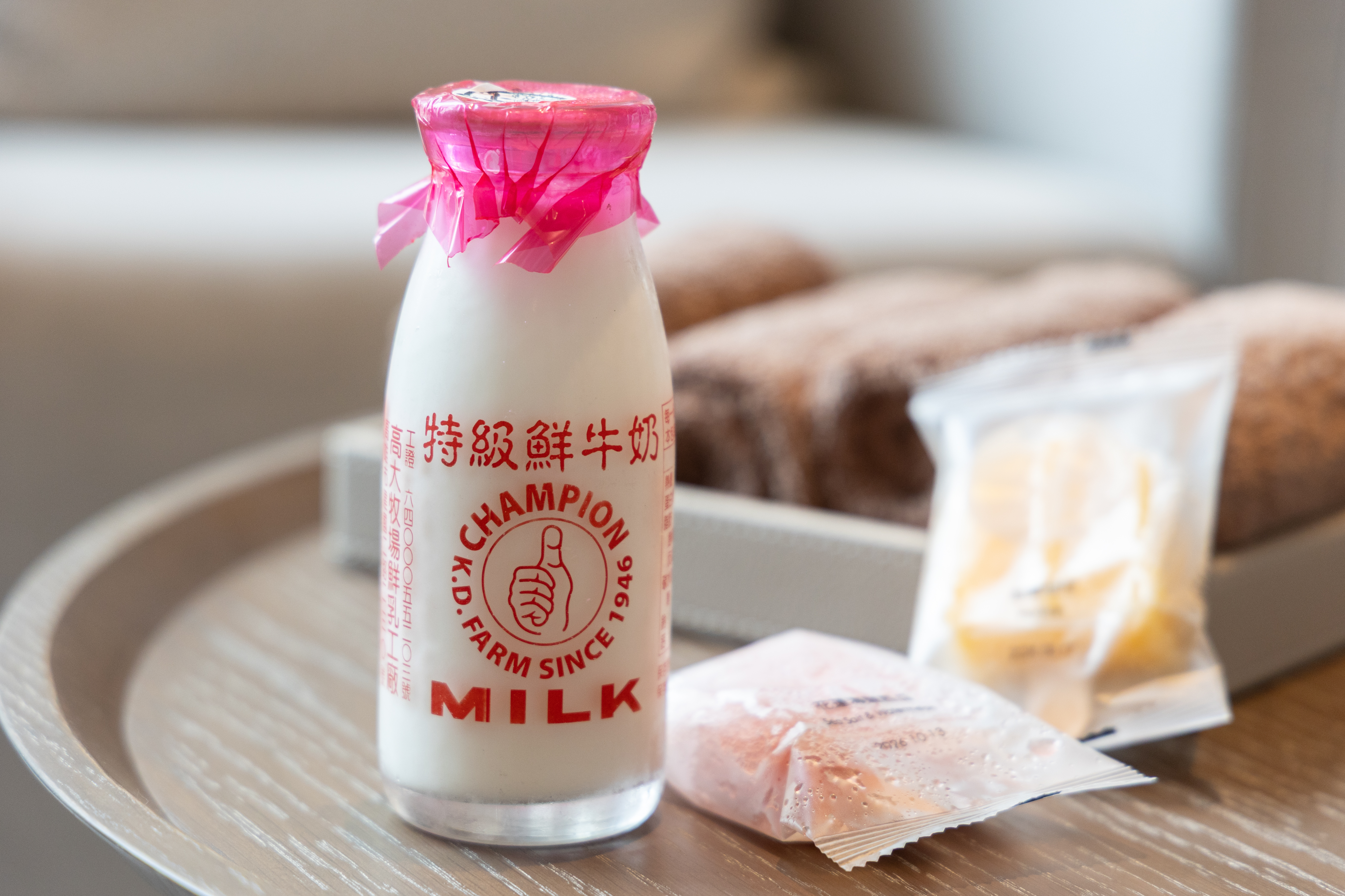 泡完大眾湯，休息區提供免費的高大牧場鮮奶與一枝春冰棒供賓客享用。