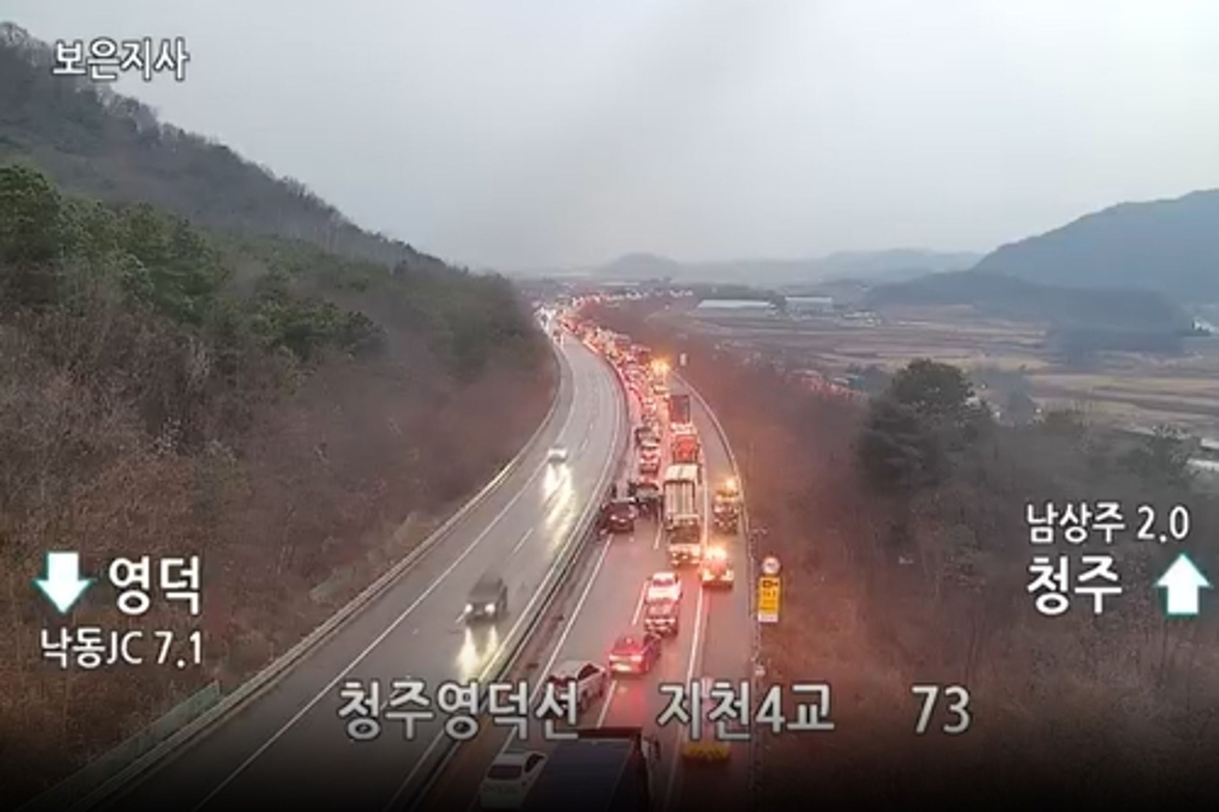 南韓瑞山盈德高速公路疑因「黑冰」，造成發生多起連環事故。（翻攝自X）
