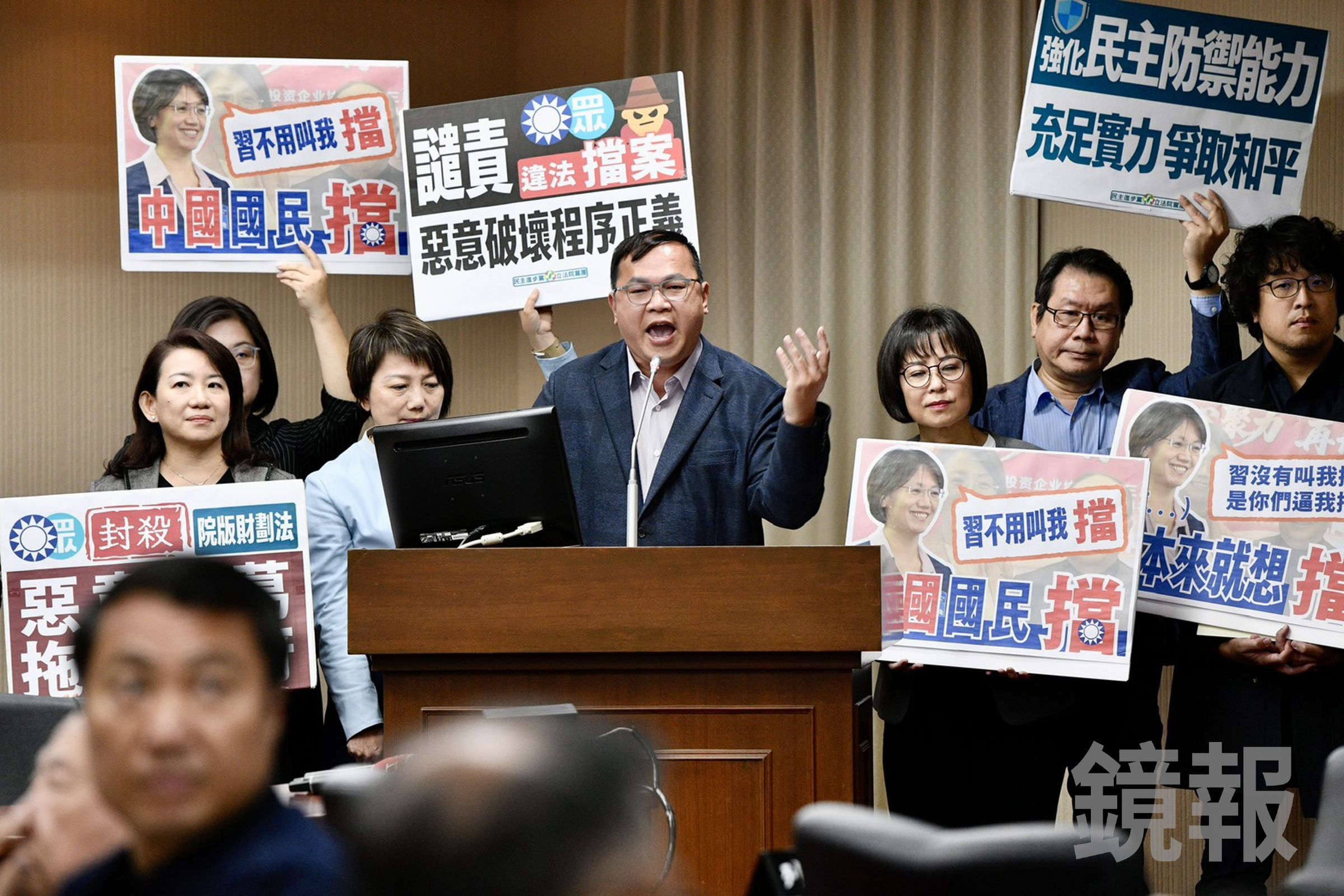綠委在程序委員會上舉牌抗議。（鏡報李智為）