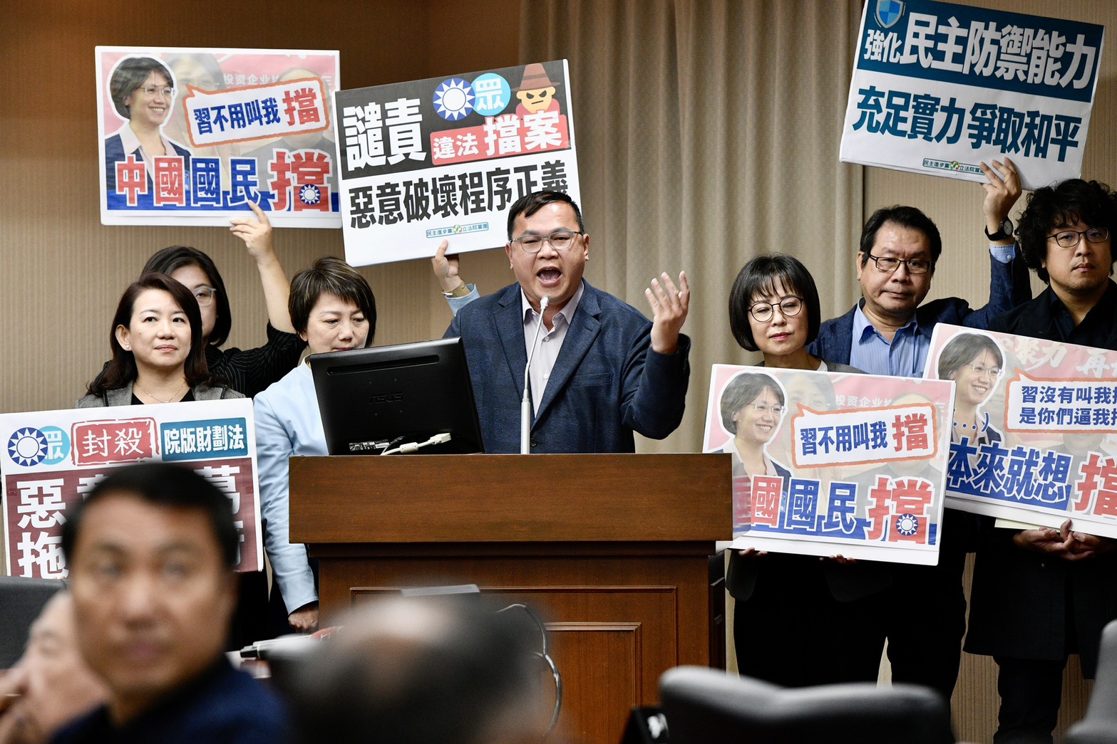 綠委在程序委員會上舉牌抗議。(鏡報李智為)