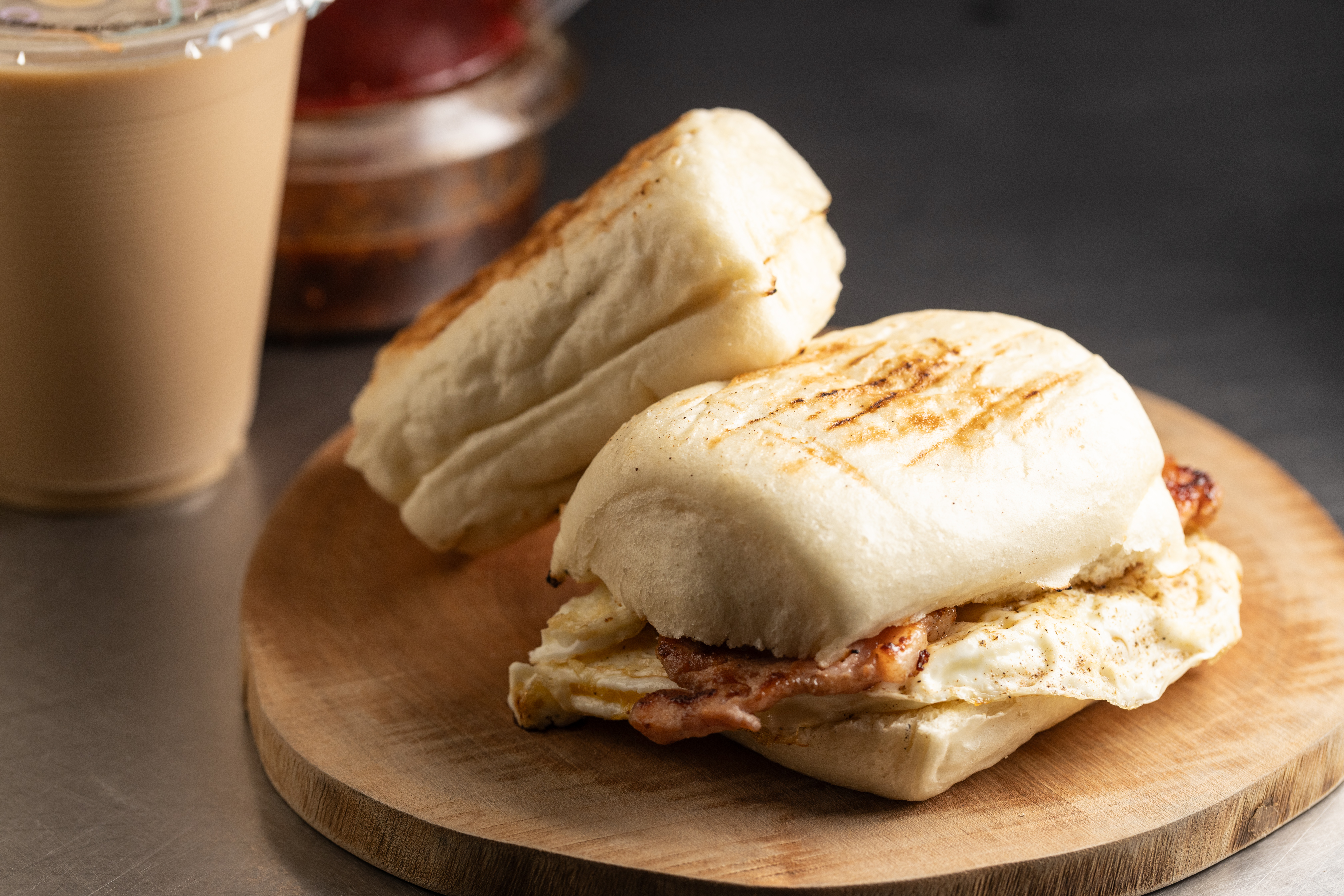 「佳吉碳烤饅頭」在地經營超過30年，炭烤饅頭一顆只要20元銅板價。