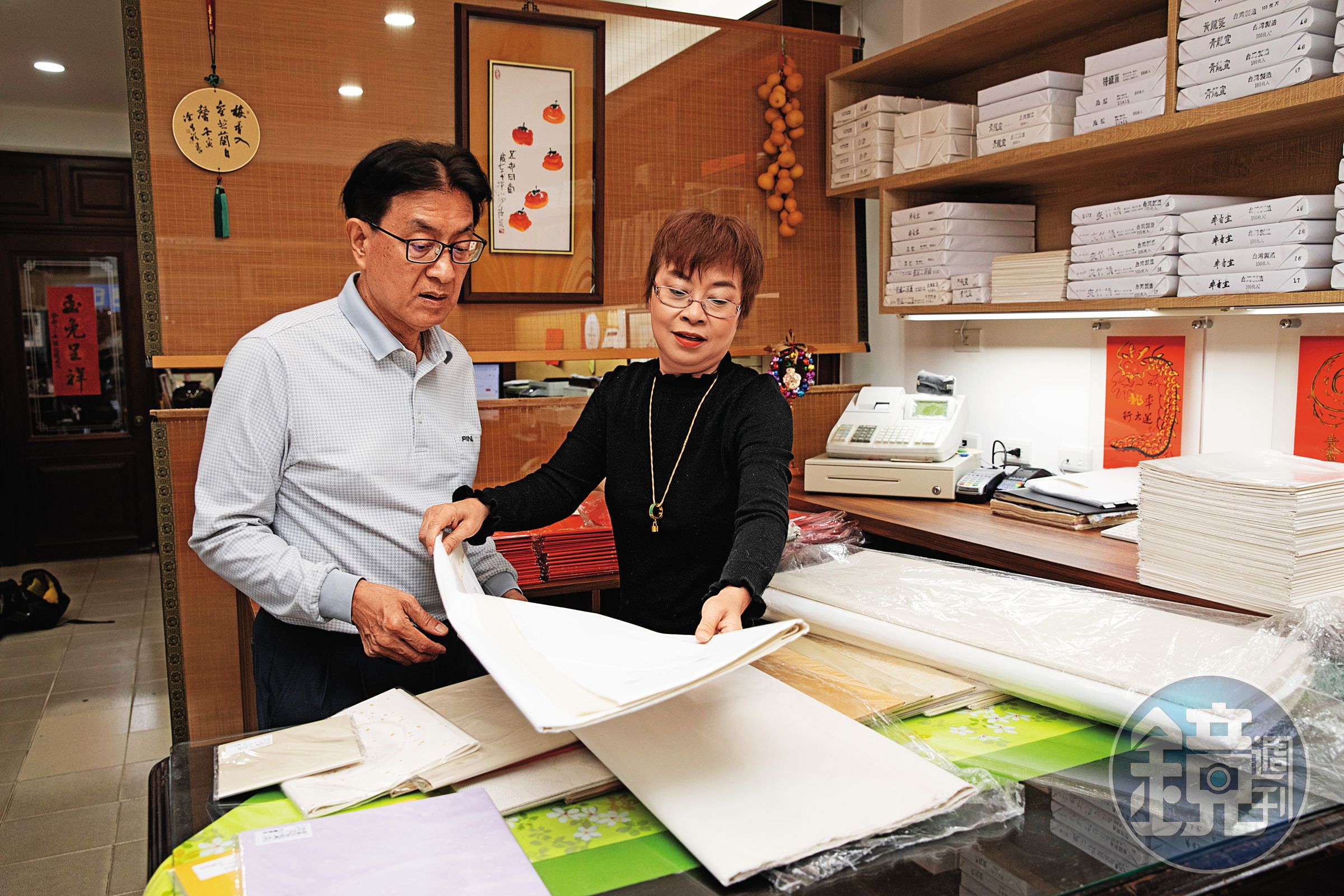 黃國權(左)與二妹黃維敏(右)一起守護家業,積極拓展台灣消費市場。