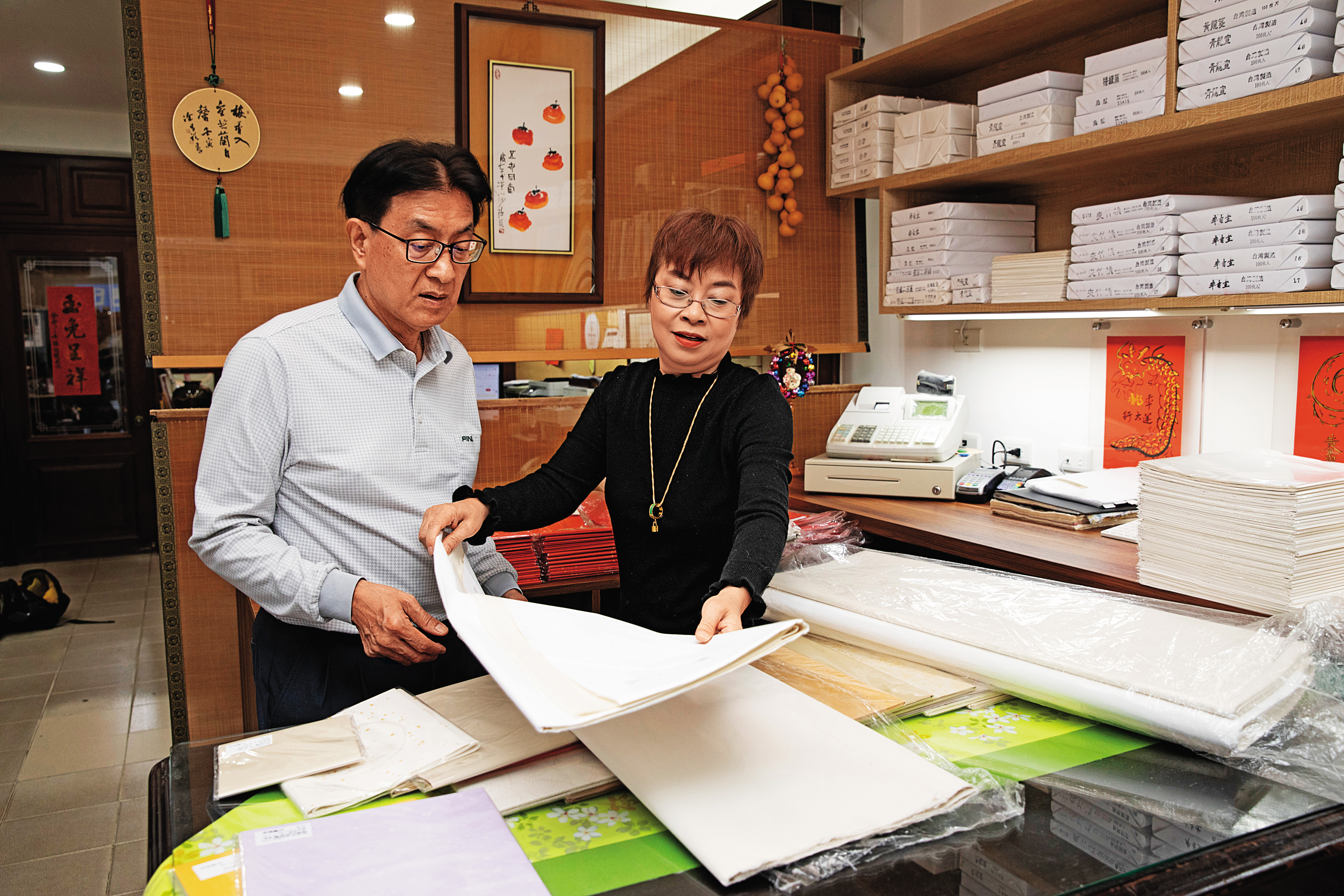 黃國權（左）與二妹黃維敏（右）一起守護家業，積極拓展台灣消費市場。