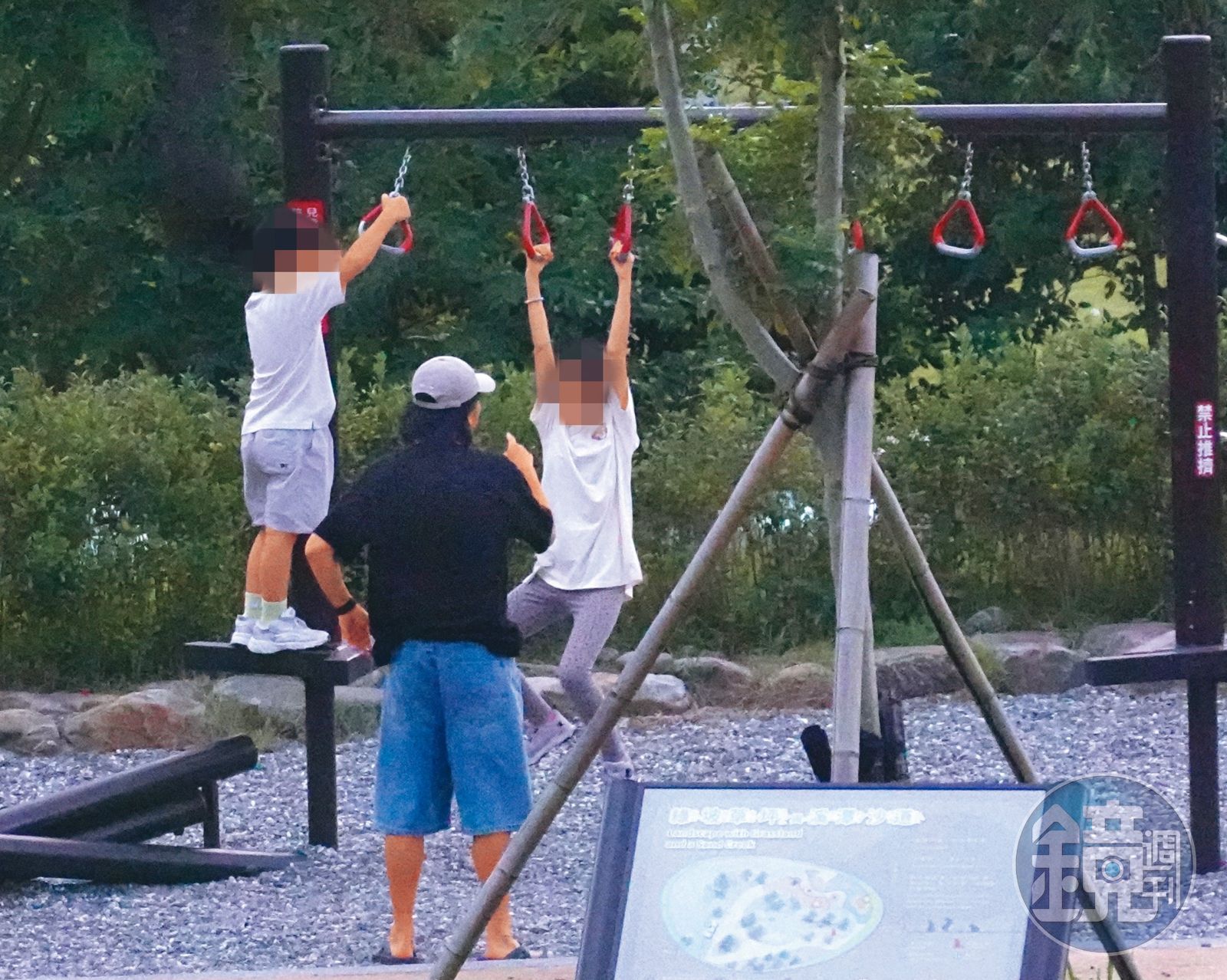 方志友與楊銘威看似一家和樂，但夫妻倆都不同框，楊銘威常獨自帶小孩去公園放風