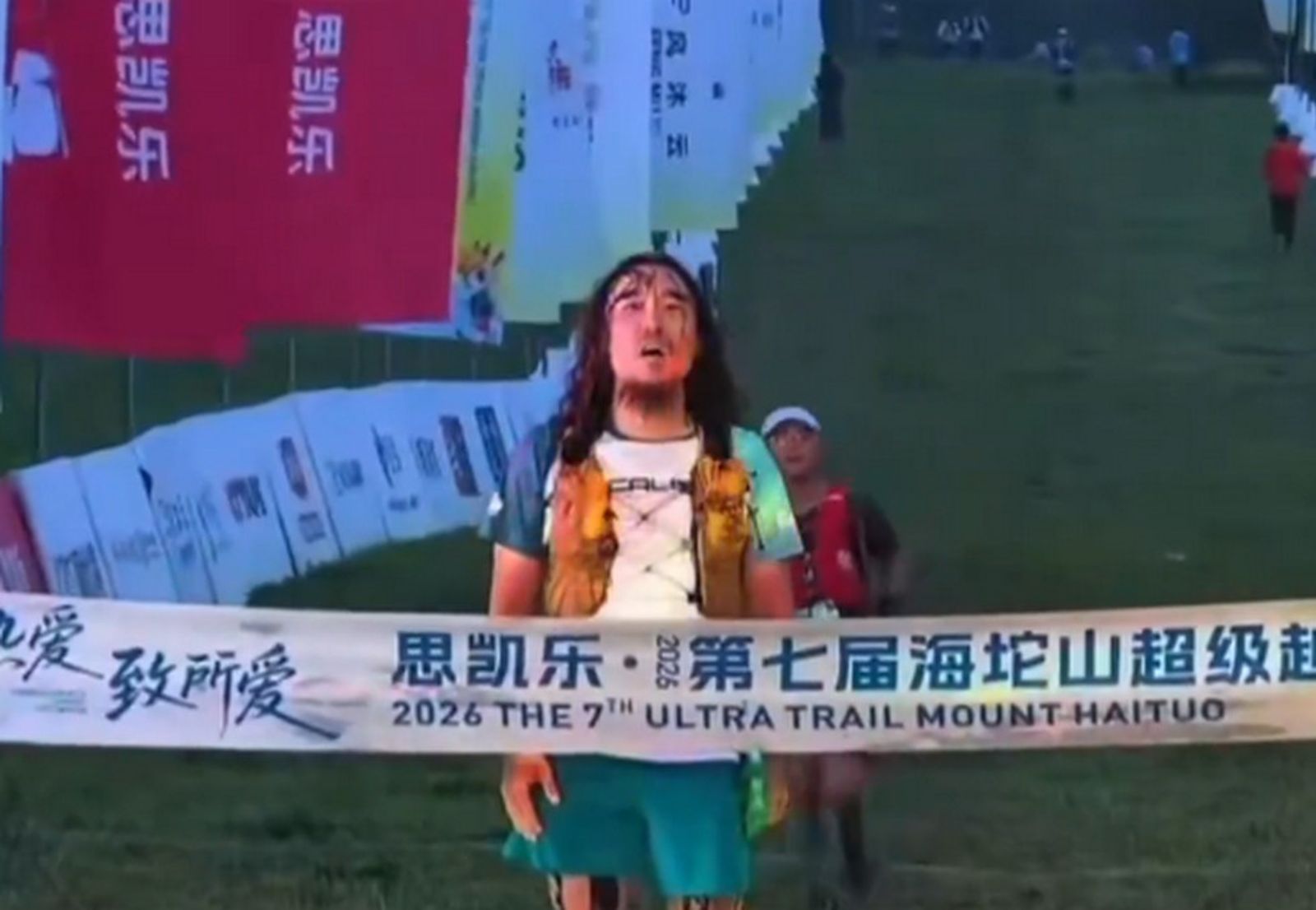 傻眼片/越野賽選手衝線前集體立正唱中國國歌 網酸:不唱金牌就飛了