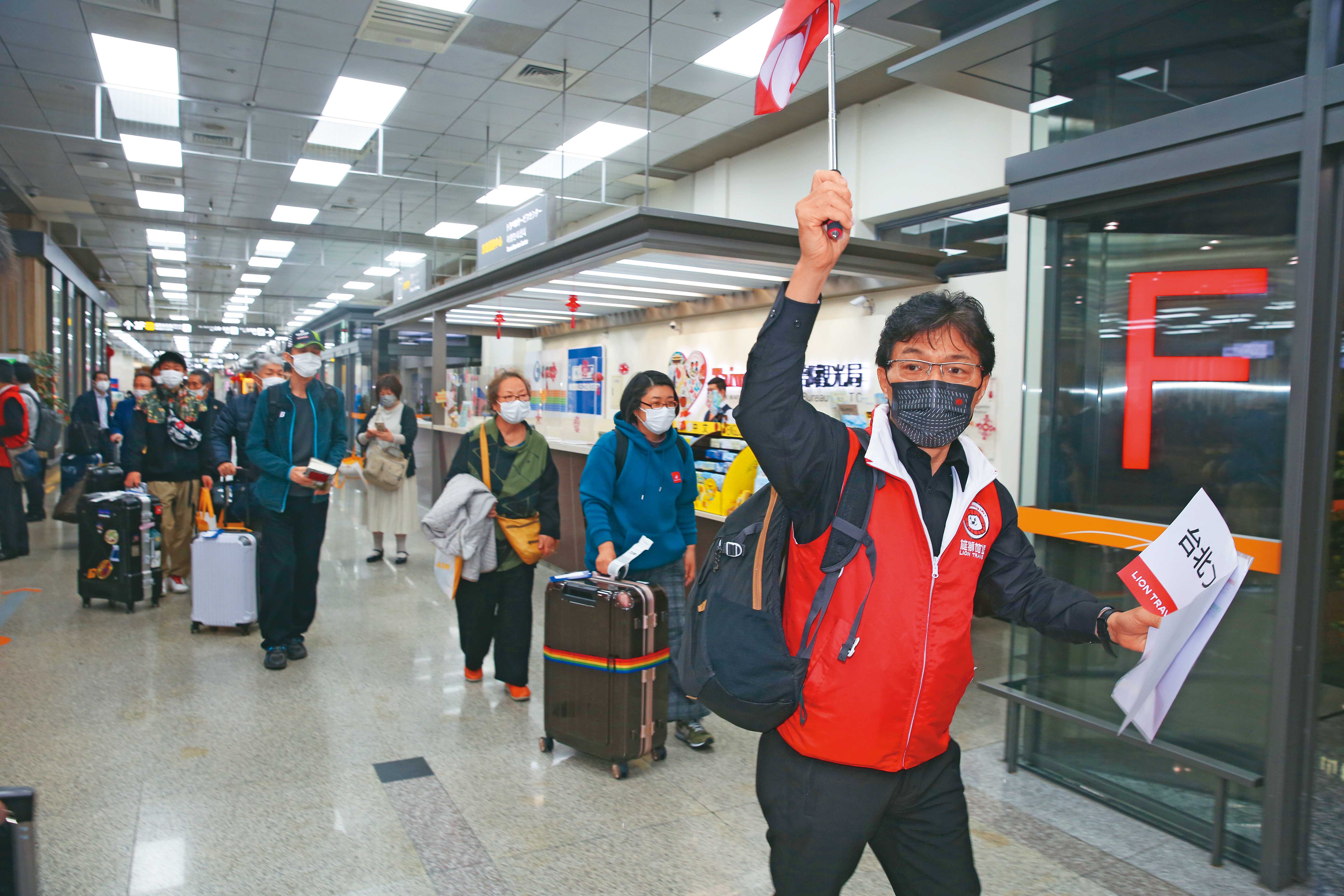 旅行團具備行程規劃完整、交通與住宿一站式安排,以及專業領隊隨行等優勢,即使自由行盛行,仍擁有一定客群。