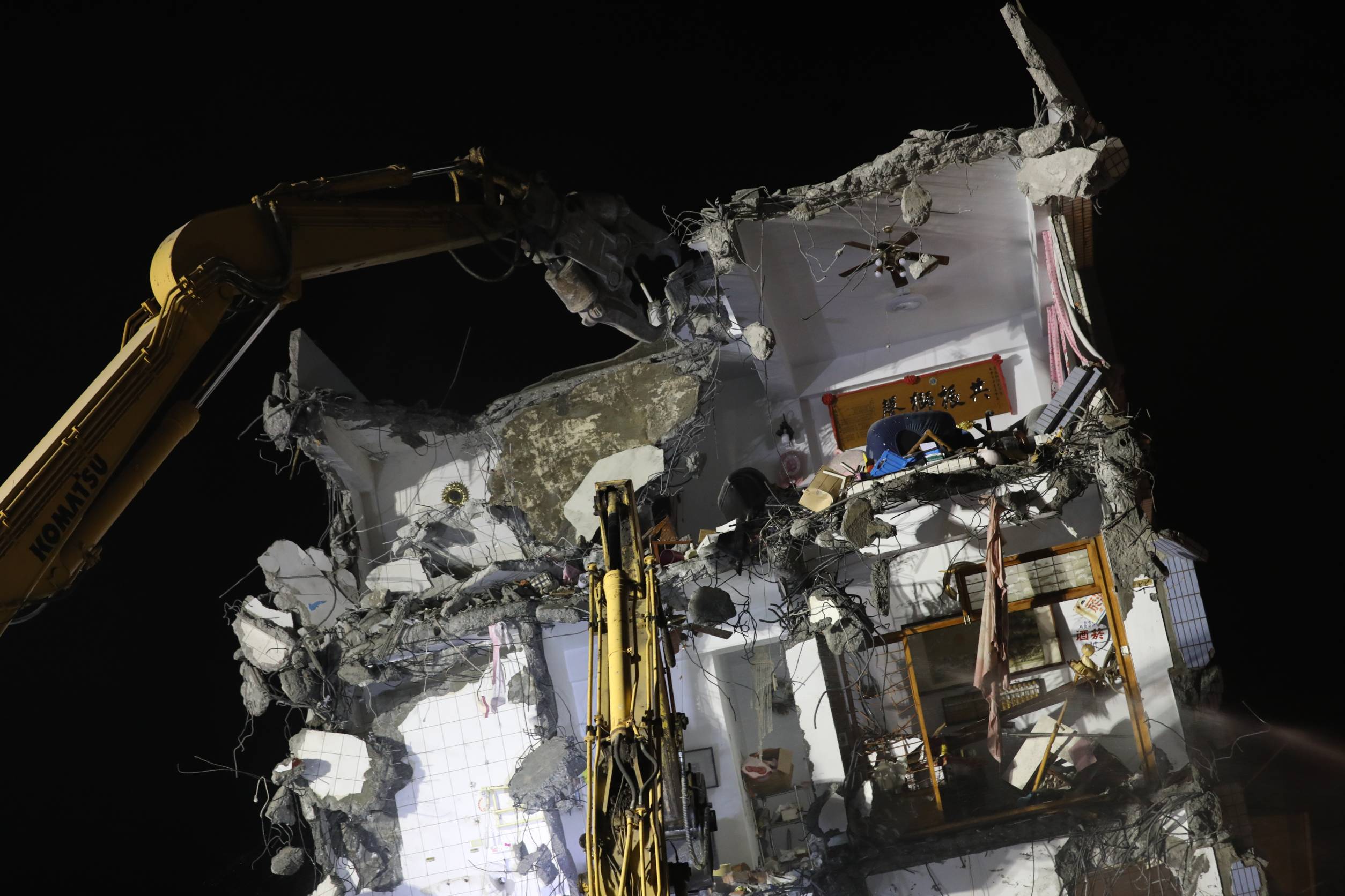 昨日強震導致台灣多棟房屋傾斜坍塌，圖為花蓮縣北濱街倒塌大樓。