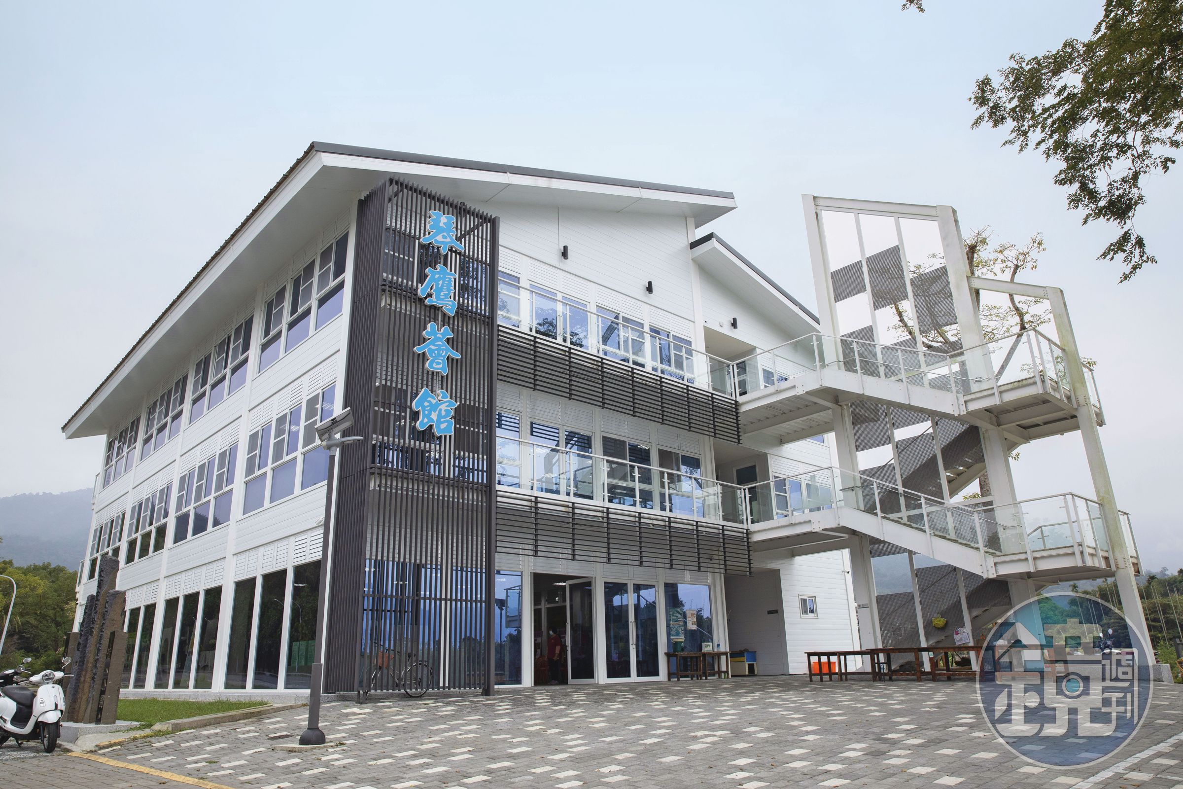 在曾文水庫旁的琴鷹薈館,是村民重要的活動中心,提琴博物館也設於此。