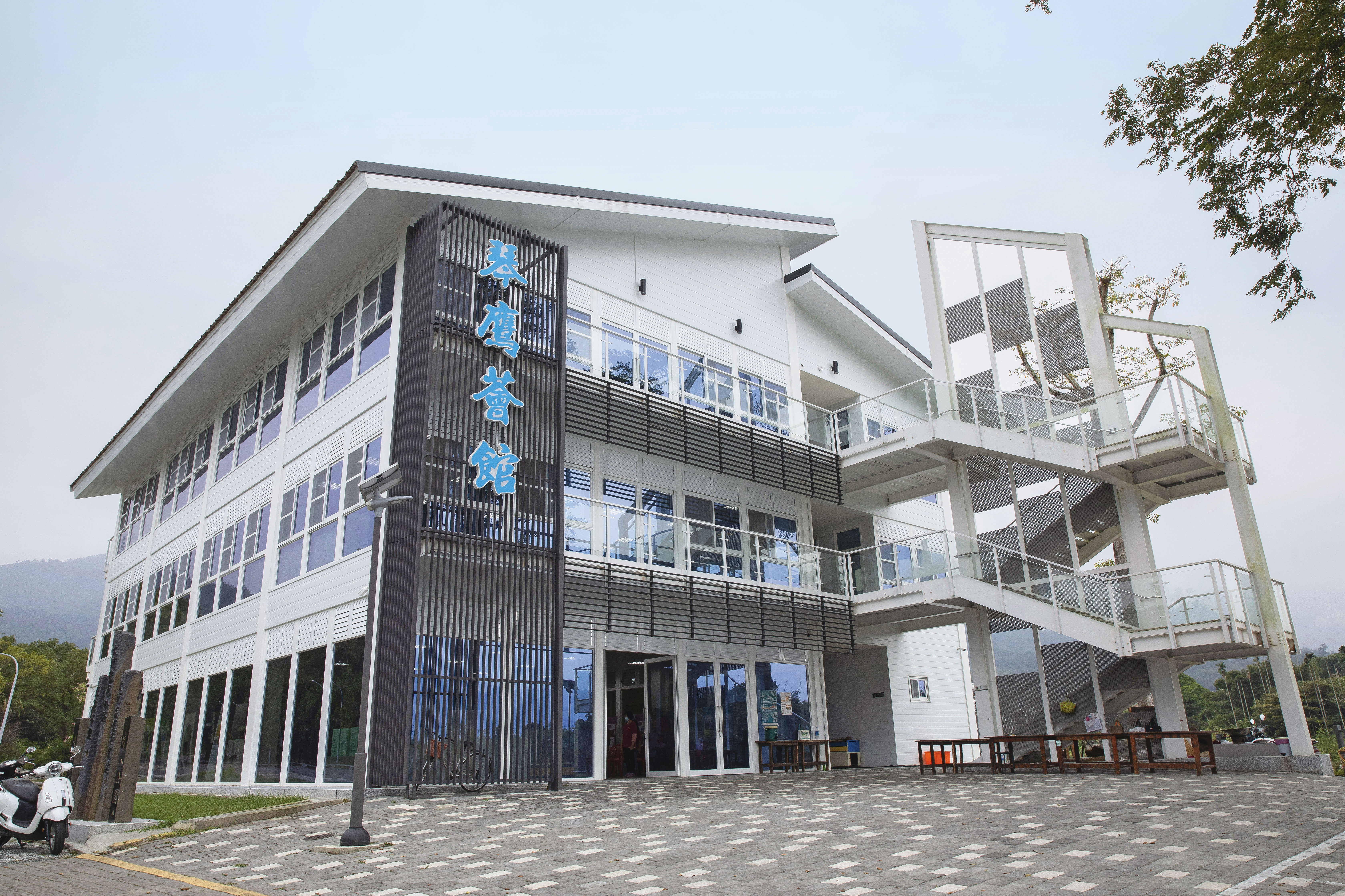 在曾文水庫旁的琴鷹薈館，是村民重要的活動中心，提琴博物館也設於此。