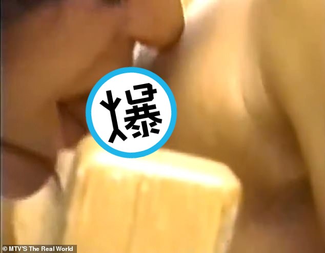 節目中達菲被一名女參加者舔乳頭。(翻自《每日郵報》)