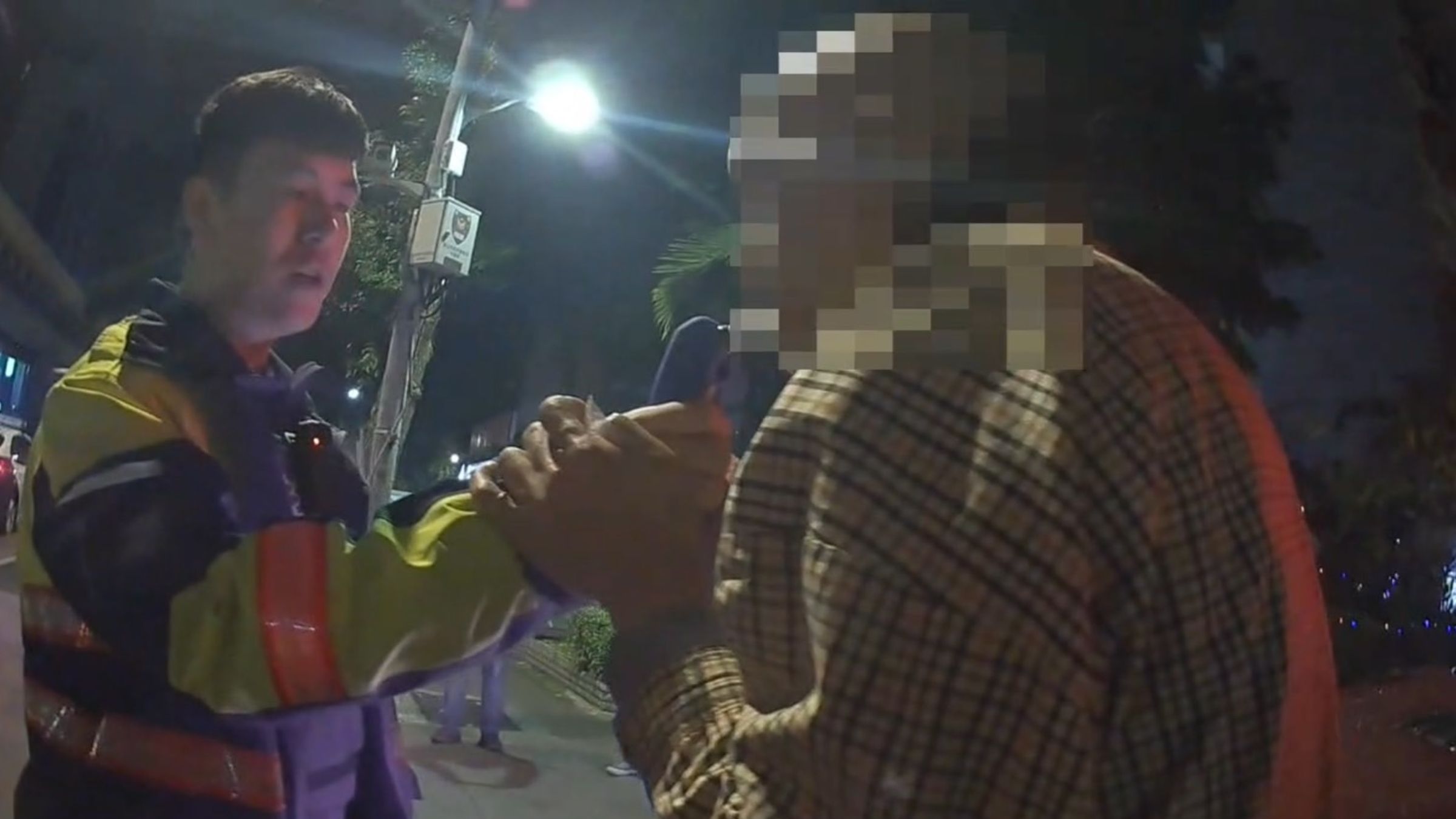 警方對酒駕楊男酒測,酒測值竟高達1.01毫克。(翻攝畫面)