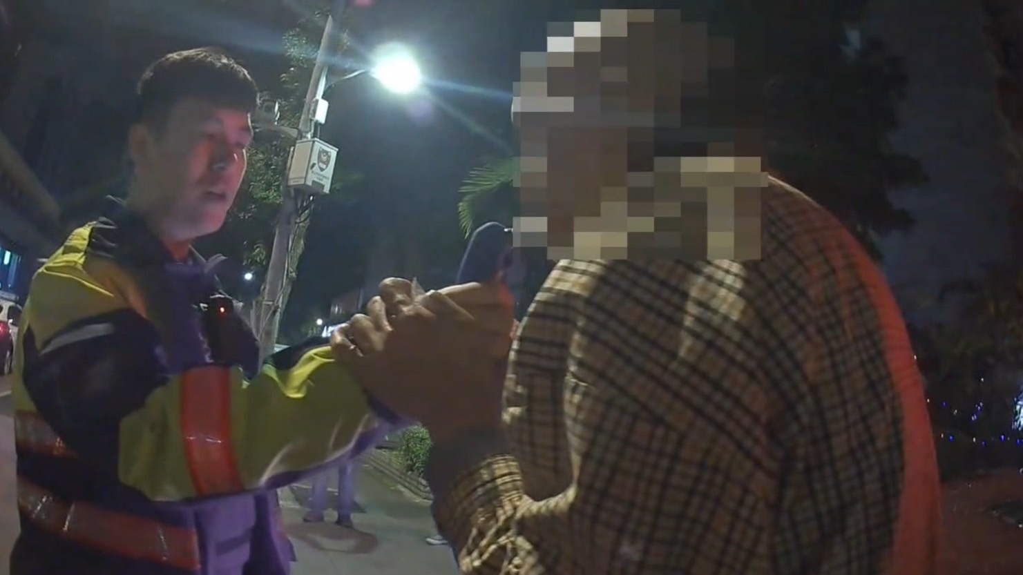 警方對酒駕楊男酒測，酒測值竟高達1.01毫克。（翻攝畫面）