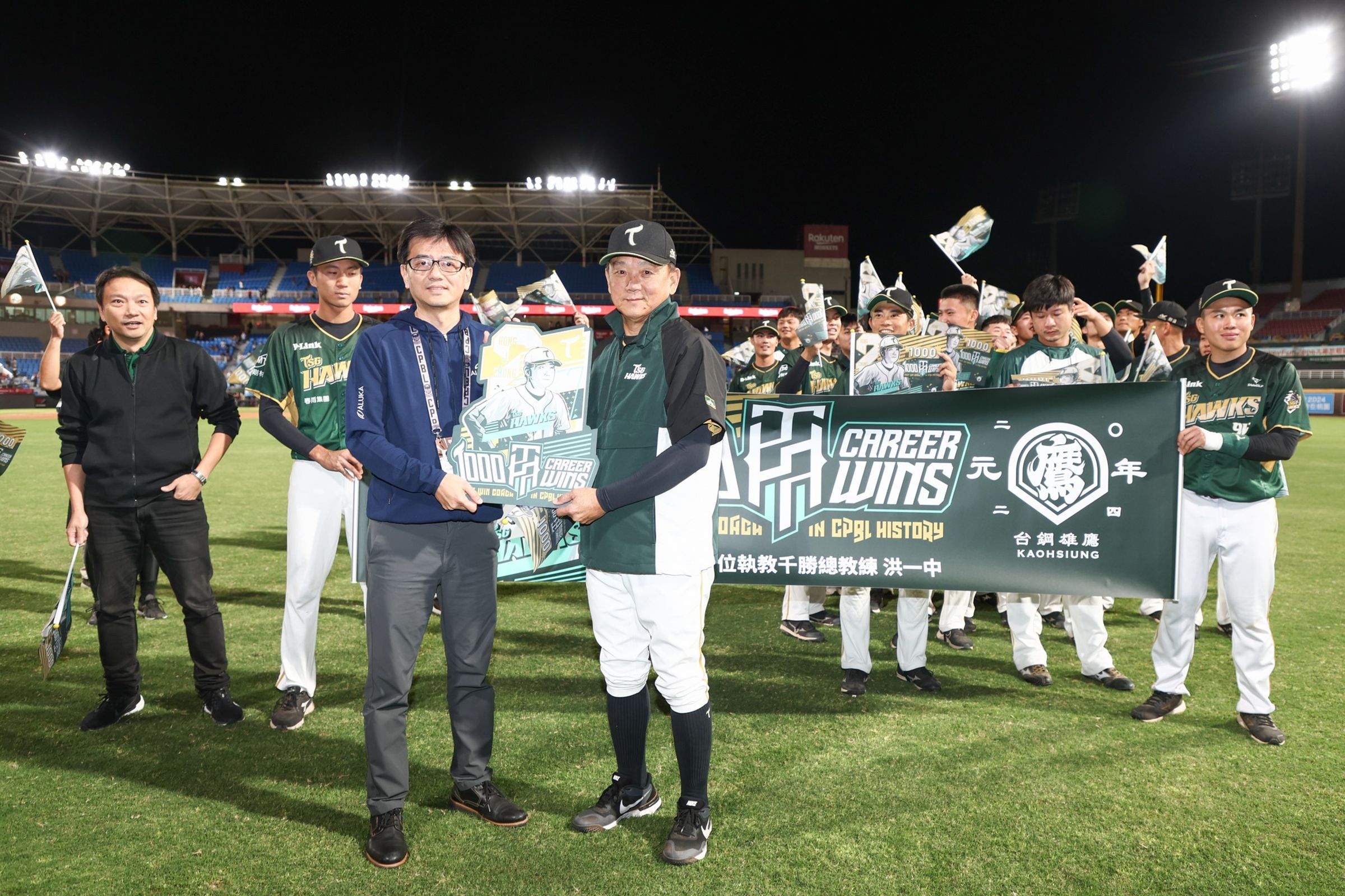 洪一中生涯千勝成為中職史上第一人,球隊也特別為他準備了慶祝儀式。(台鋼雄鷹提供)