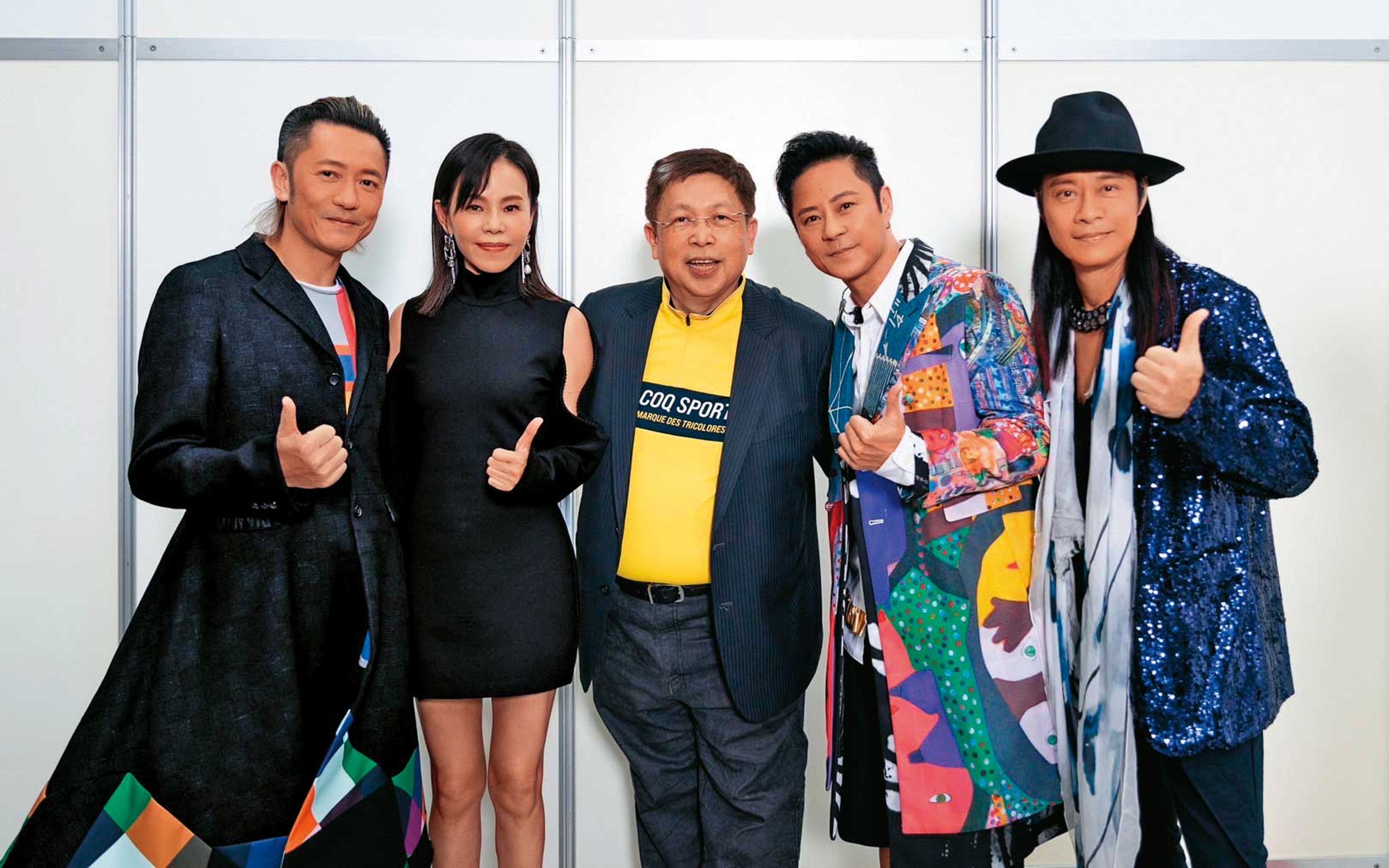 陳立白（中）因收藏黑膠結交不少藝人好友，去年底威剛尾牙邀請了草蜢與鐵肺歌后彭佳慧（左2）表演。（翻攝自彭佳慧臉書）