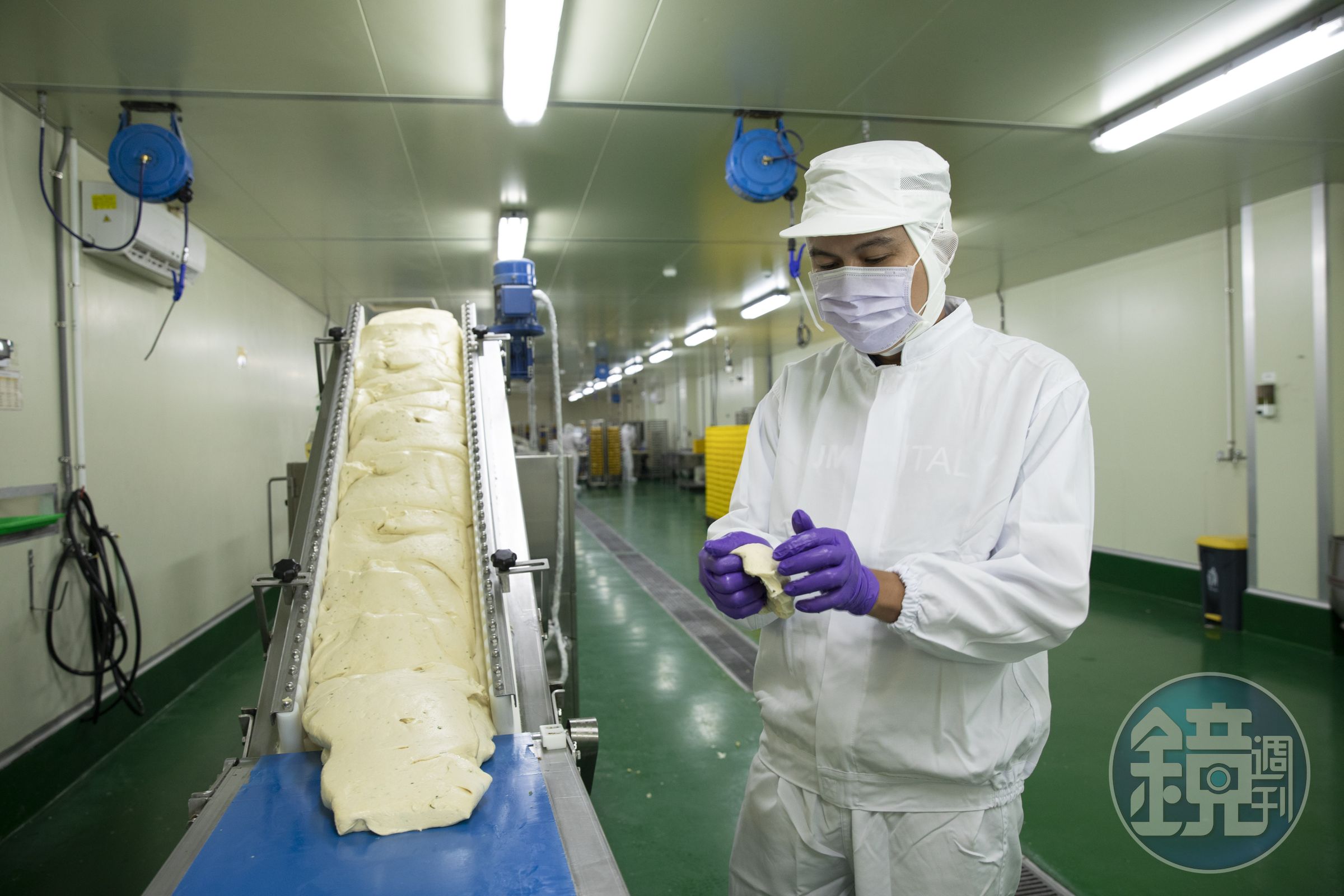 龍豪食品全廠都用LED燈具,還分區設計不同亮度,達到節能效益。