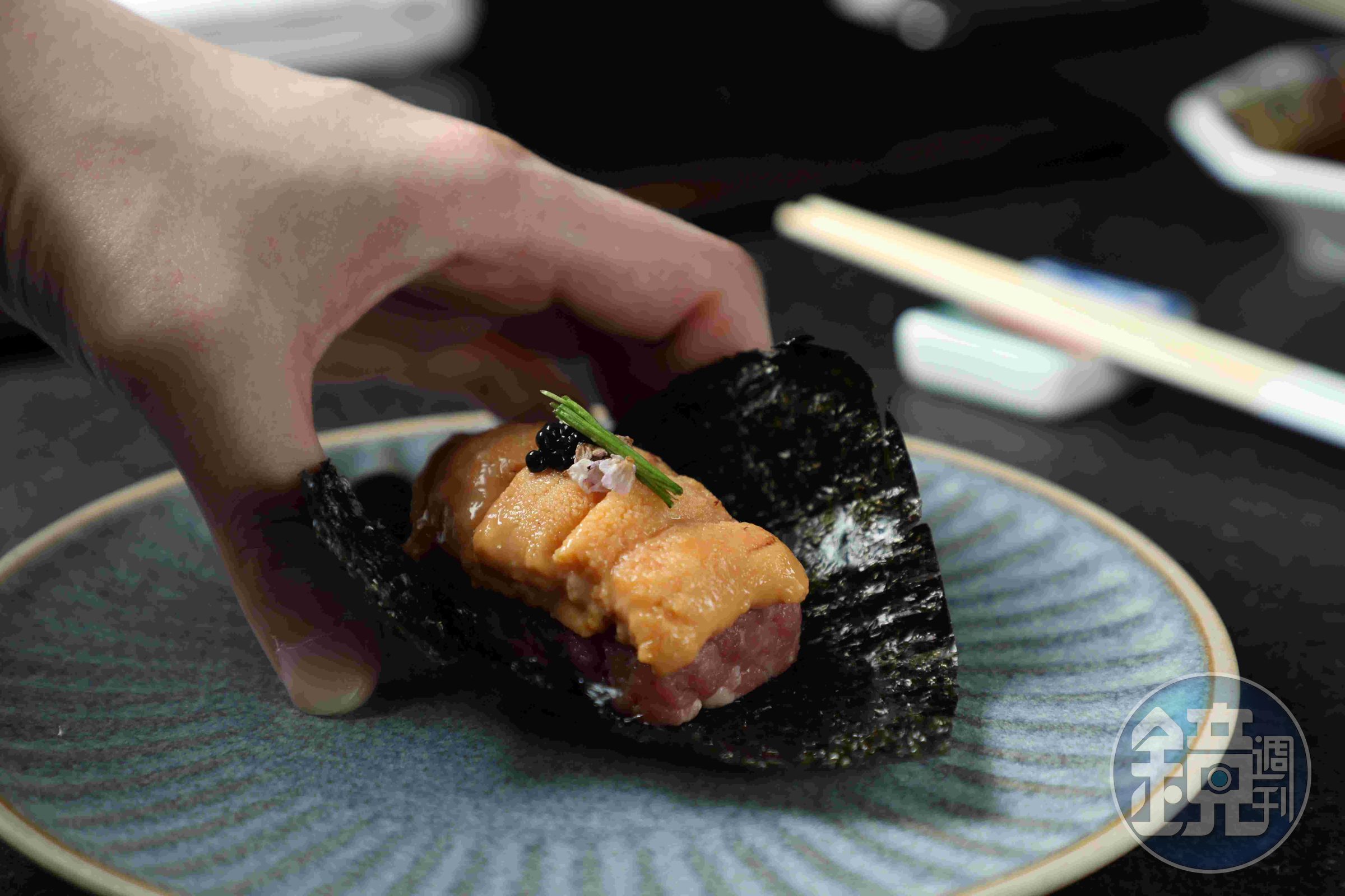 「近江牛海膽捲」用的是剁碎的生牛肉塔塔,配上濃郁海膽,是一口奢華的滋味。