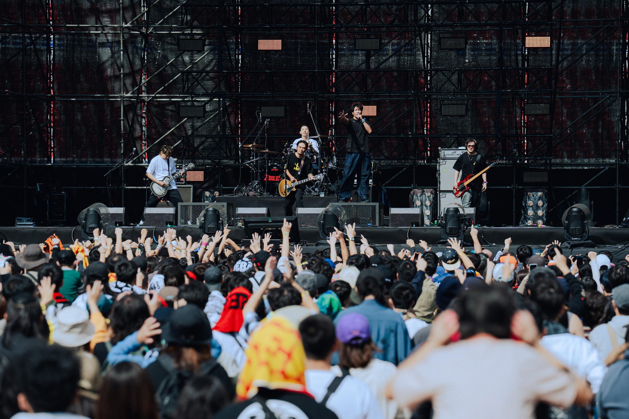 滅火器策畫的火球祭在桃園棒球場登場，主唱楊大正坦言本來想唱〈Golden〉，但音域太廣真的唱不了。（翻攝自火球祭臉書）