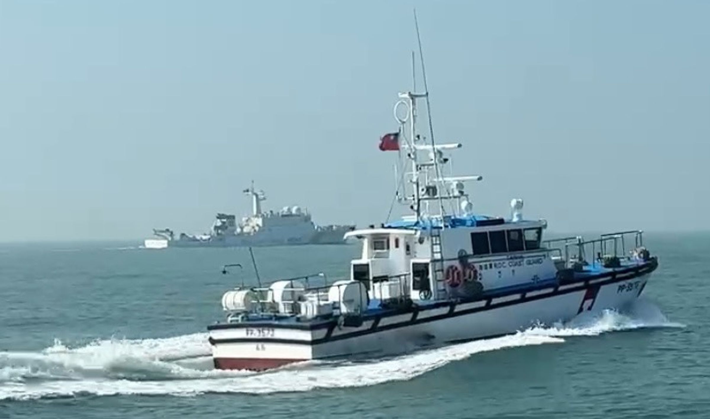 中國海警船襲擾「金門水域」模式再變化,海巡署中英文霸氣驅離。(取自海巡署官網)