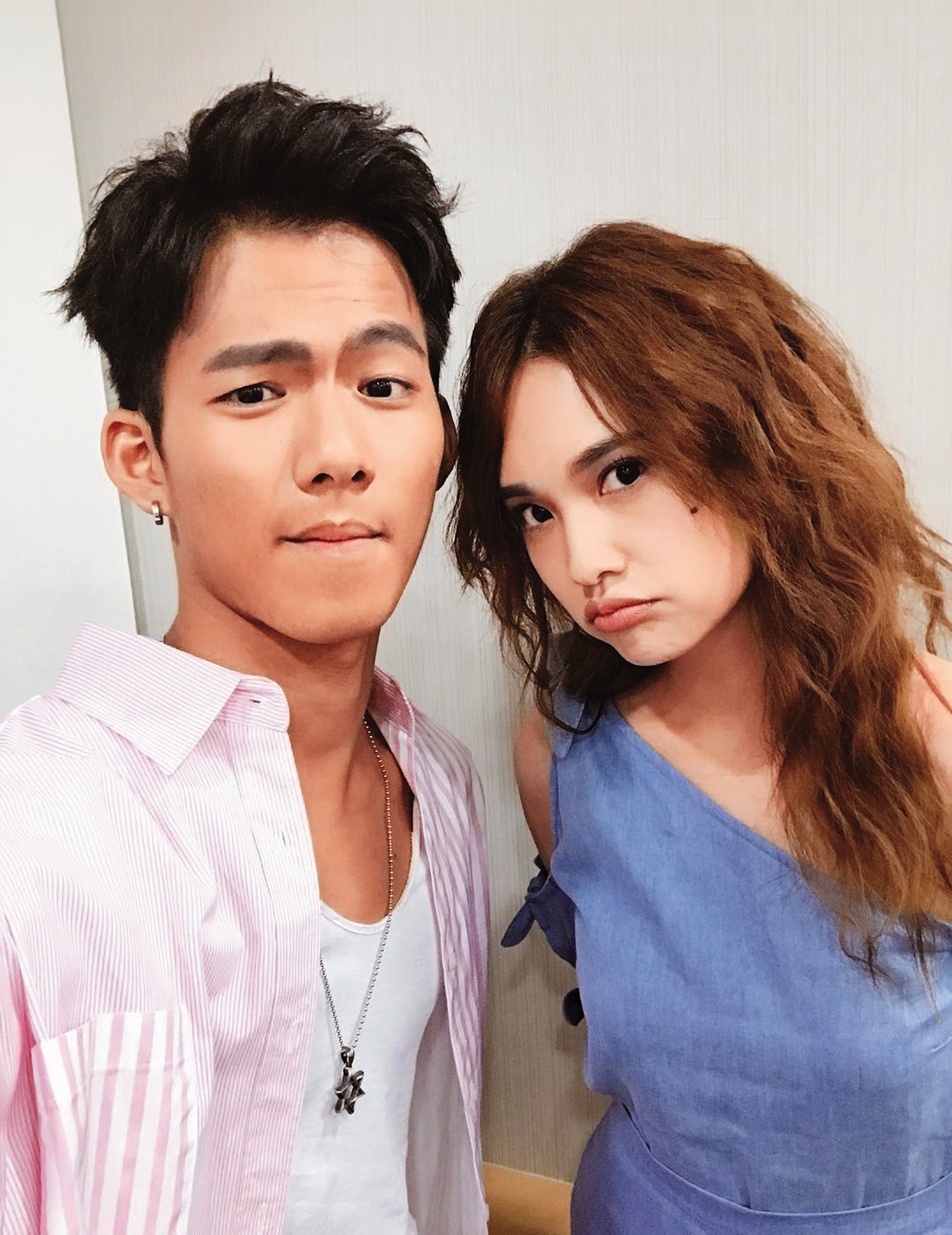 當年22歲的吳念軒（左）憑《紅衣小女孩2》扮演「虎爺」乩身出名，該片女主角為楊丞琳（右）。	（翻攝自吳念軒IG）