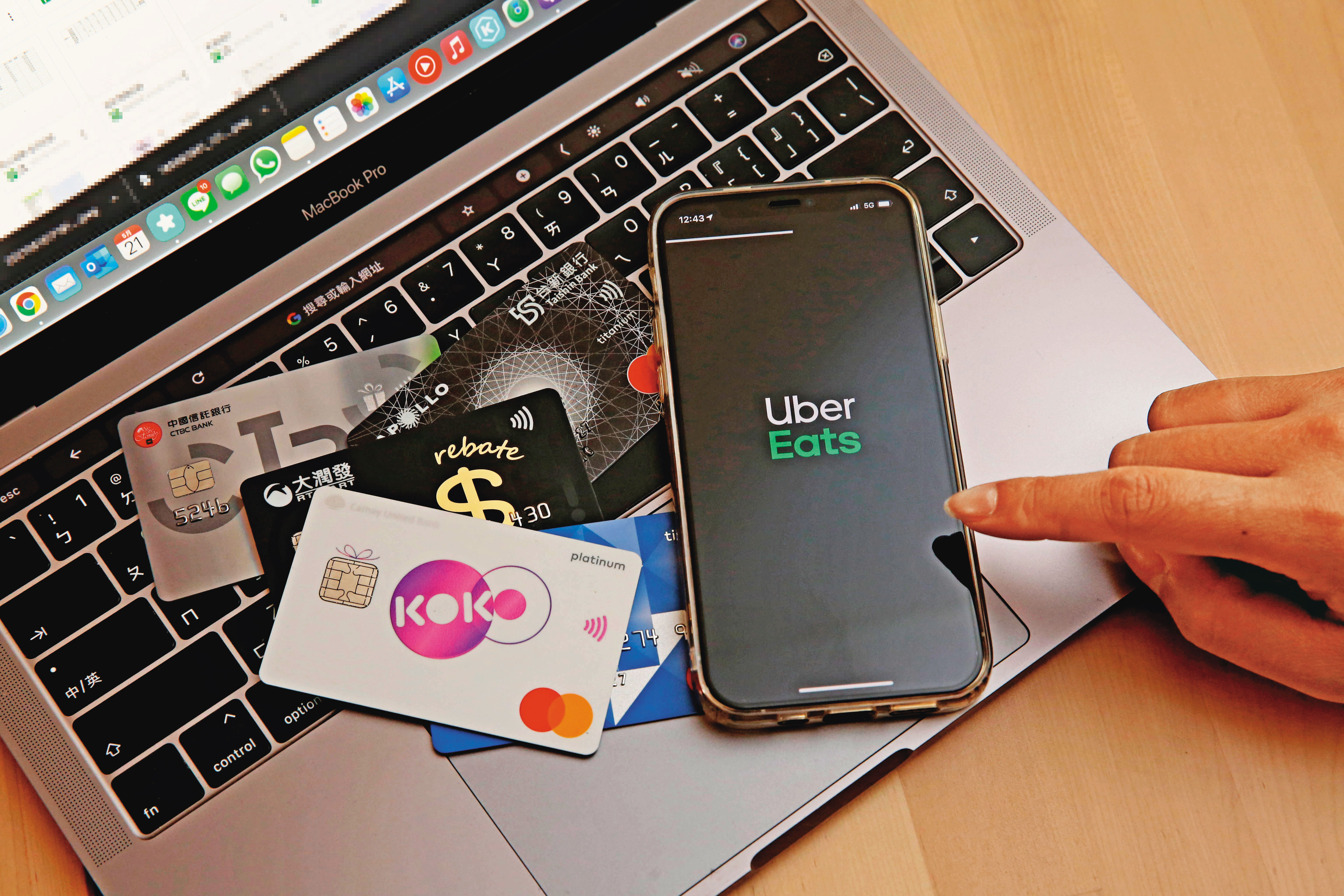 第三勢力要角C列出消費明細質問妻子E為何盜刷他的卡，E卻反嗆「逮捕我嗎」。（示意畫面）