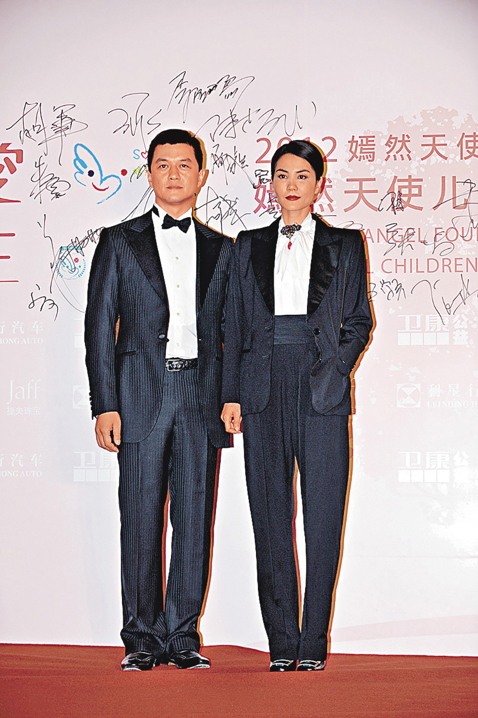 王菲(右)還沒與李亞鵬(左)離婚前,兩人多次為醫院舉辦慈善晚宴募款,王菲也私人補貼新台幣1.5億元給醫院。(東方IC)