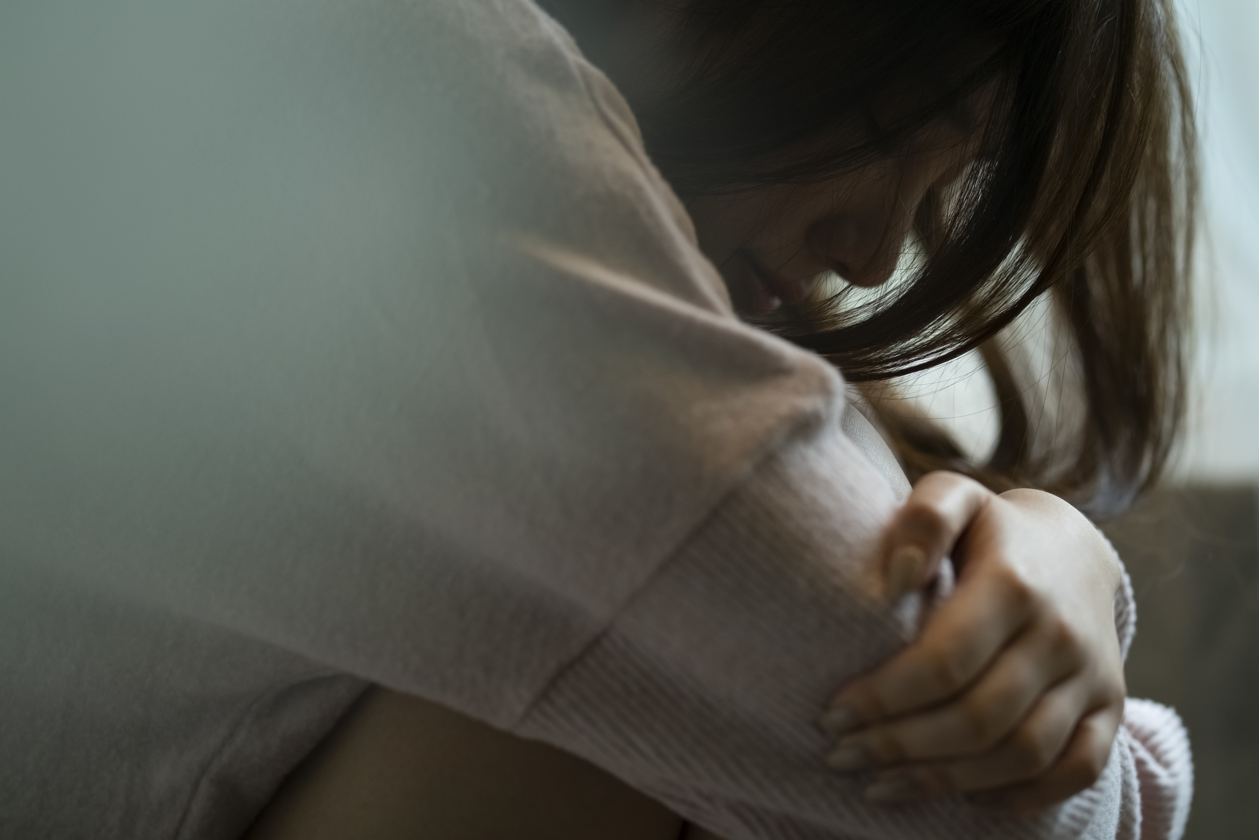 康乃爾大學兄弟會爆發集體性侵疑雲,受害女大生指證歷歷的校警筆錄曝光。(示意圖,非當事人,東方IC)