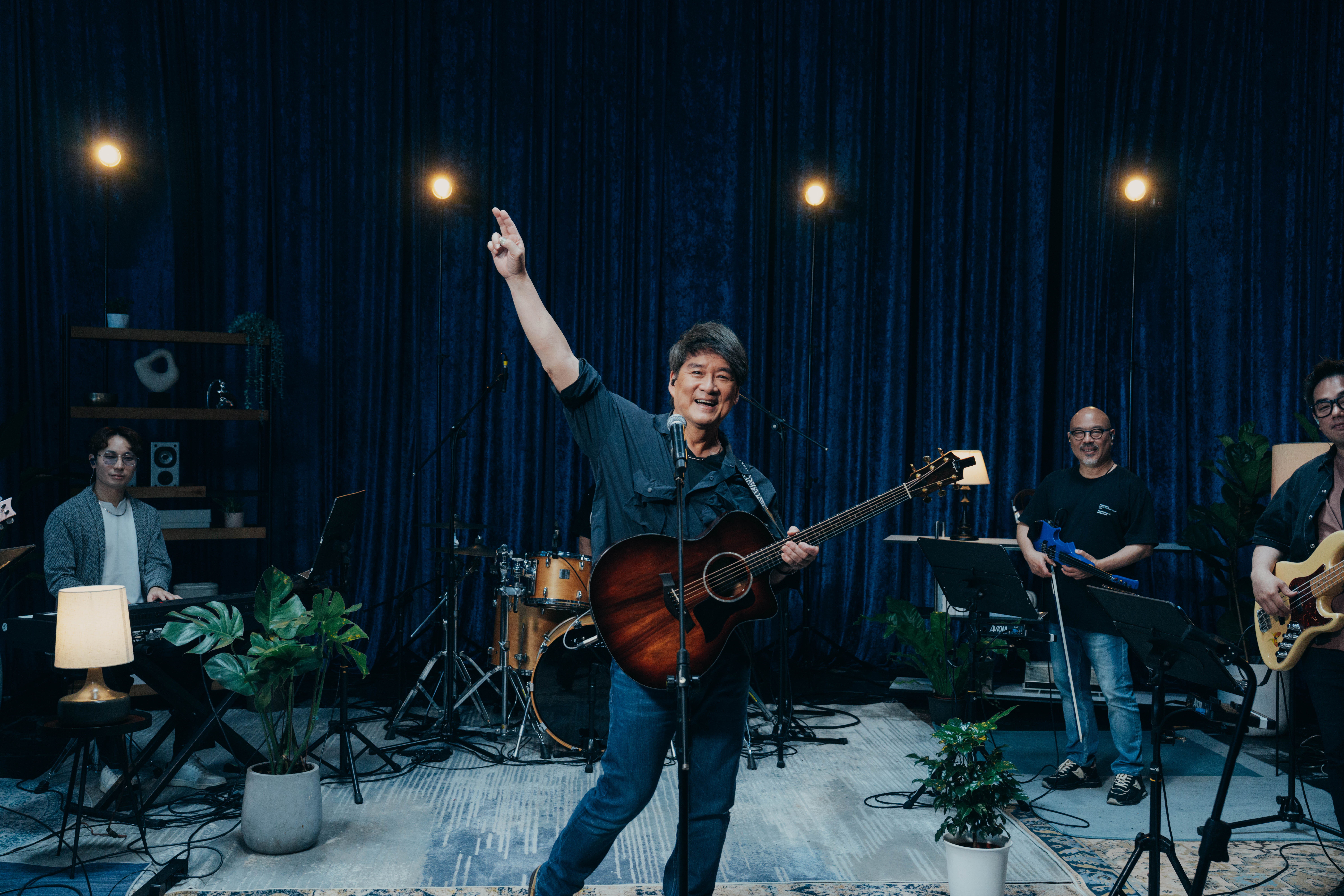 周華健送給正在經歷人生某個「那一夜」的人一句話：「不管大事小事，最後都會過的。」（滾石唱片提供）