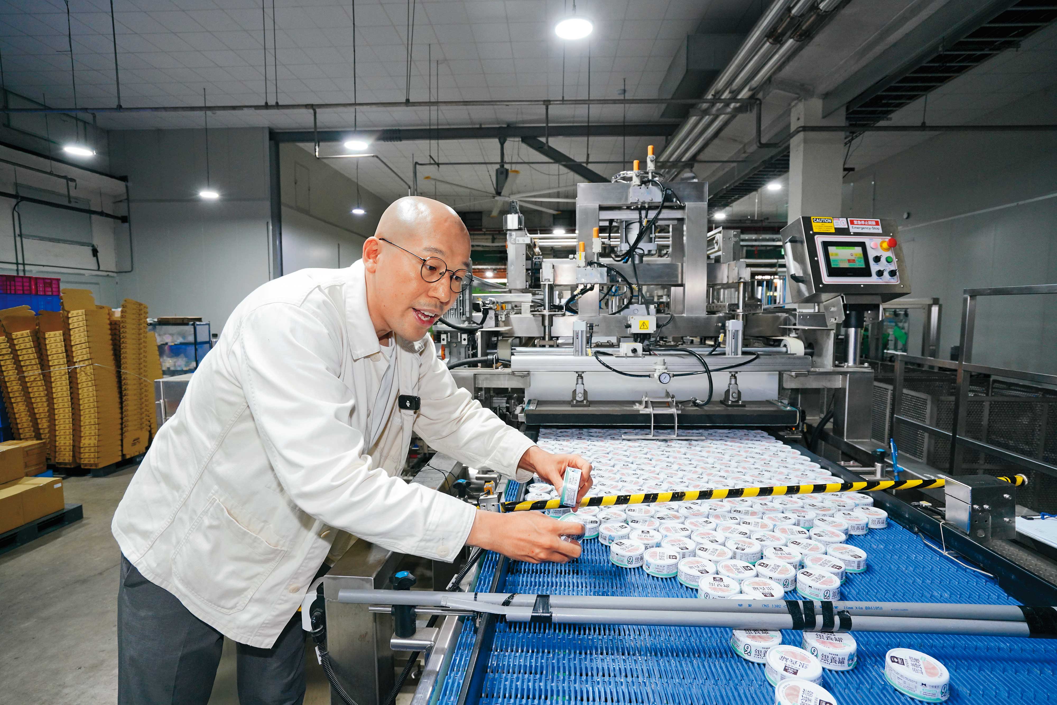 孫宗德首創平價無膠主食罐，不加增稠定型、省成本的瓜爾豆膠等添加物，已是台灣寵食罐頭王。