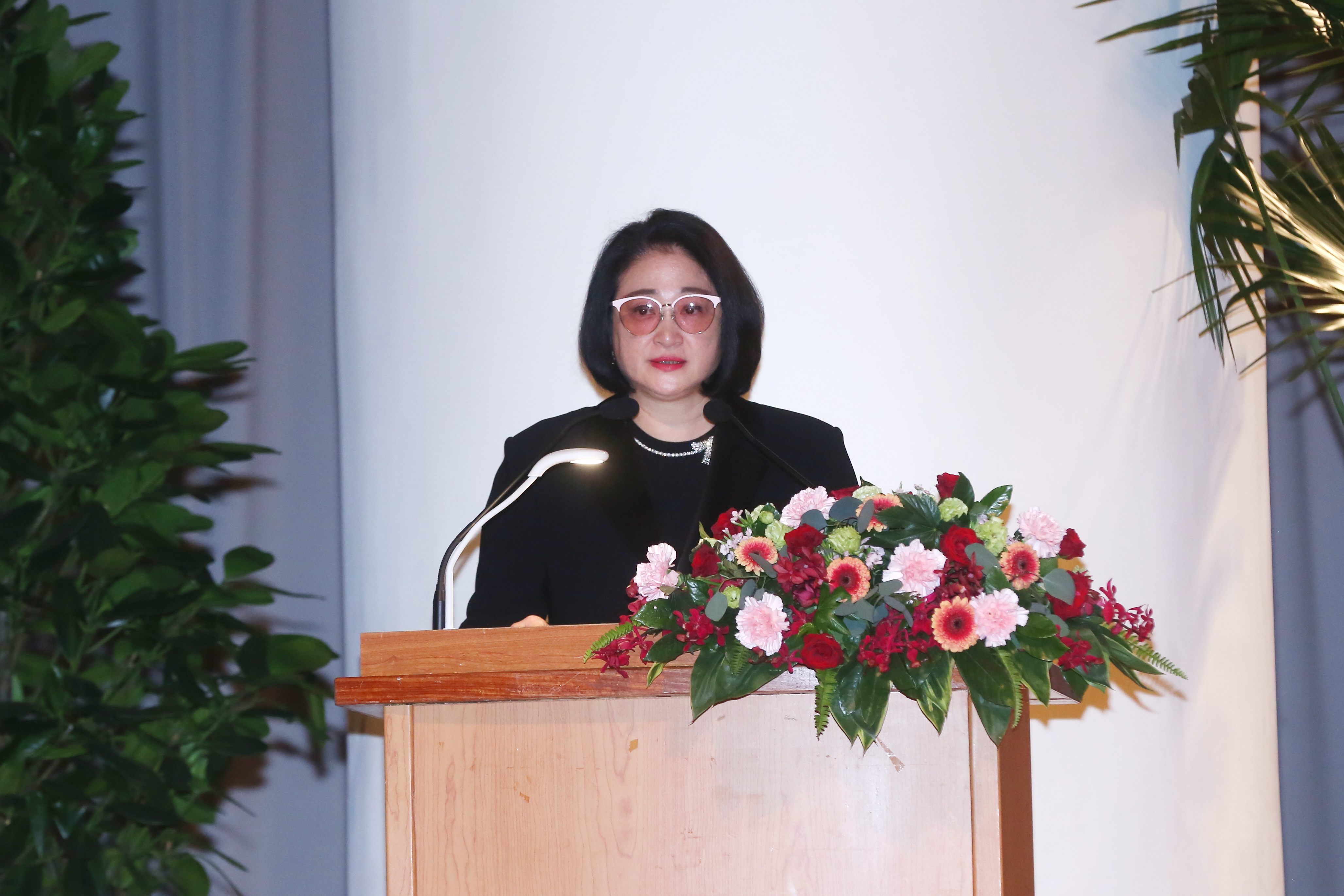 裕日車董事長嚴陳莉蓮於股東會上發表談話。