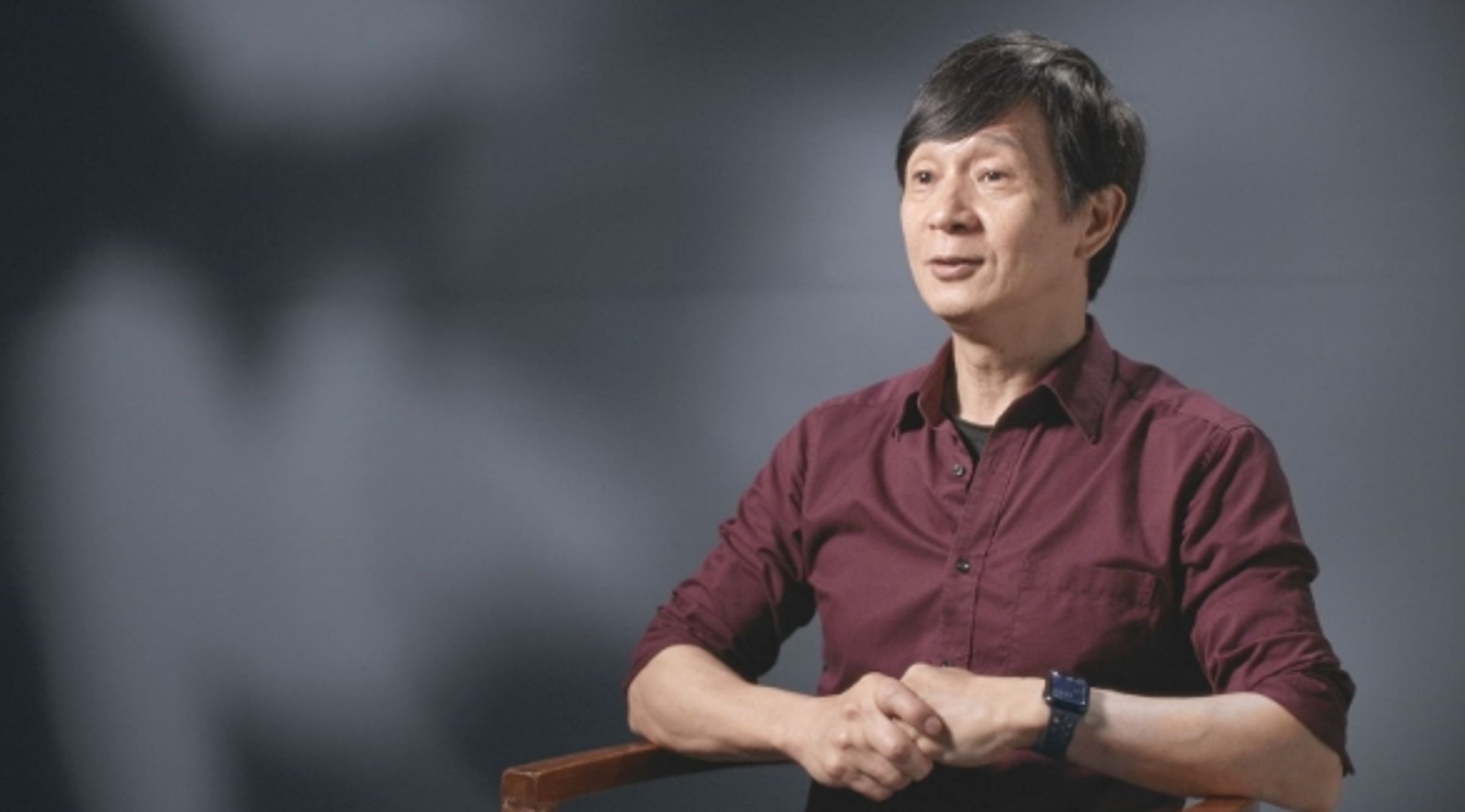 風之舞形舞團創辦人暨藝術總監吳義芳分享,40歲至60歲每5年一次的獨舞旅程。(公視提供)