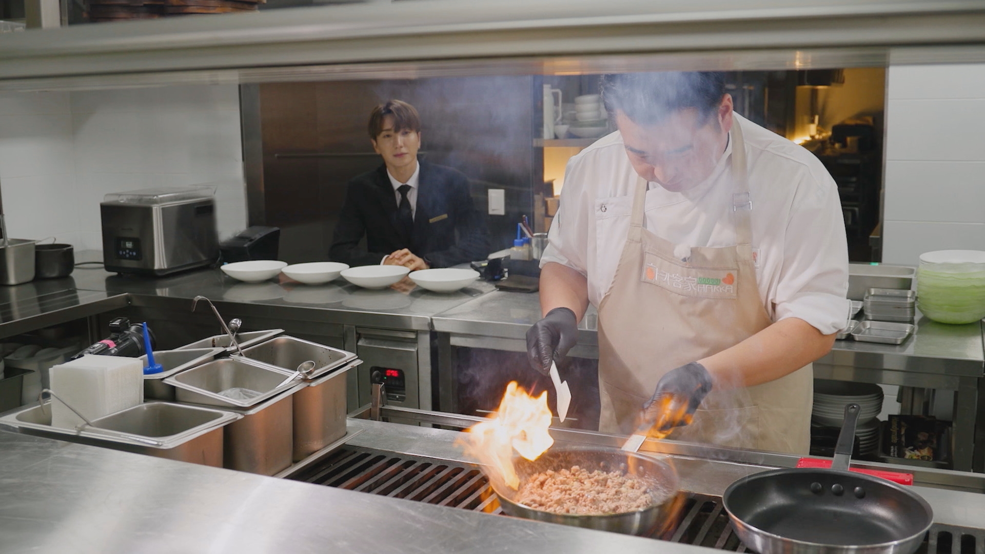 主廚李元日（前）將在台灣經營客家餐廳與餐車的經驗帶回主廚，與利特（後）一起將客家料理打造成精緻餐飲。（客家電視台提供）