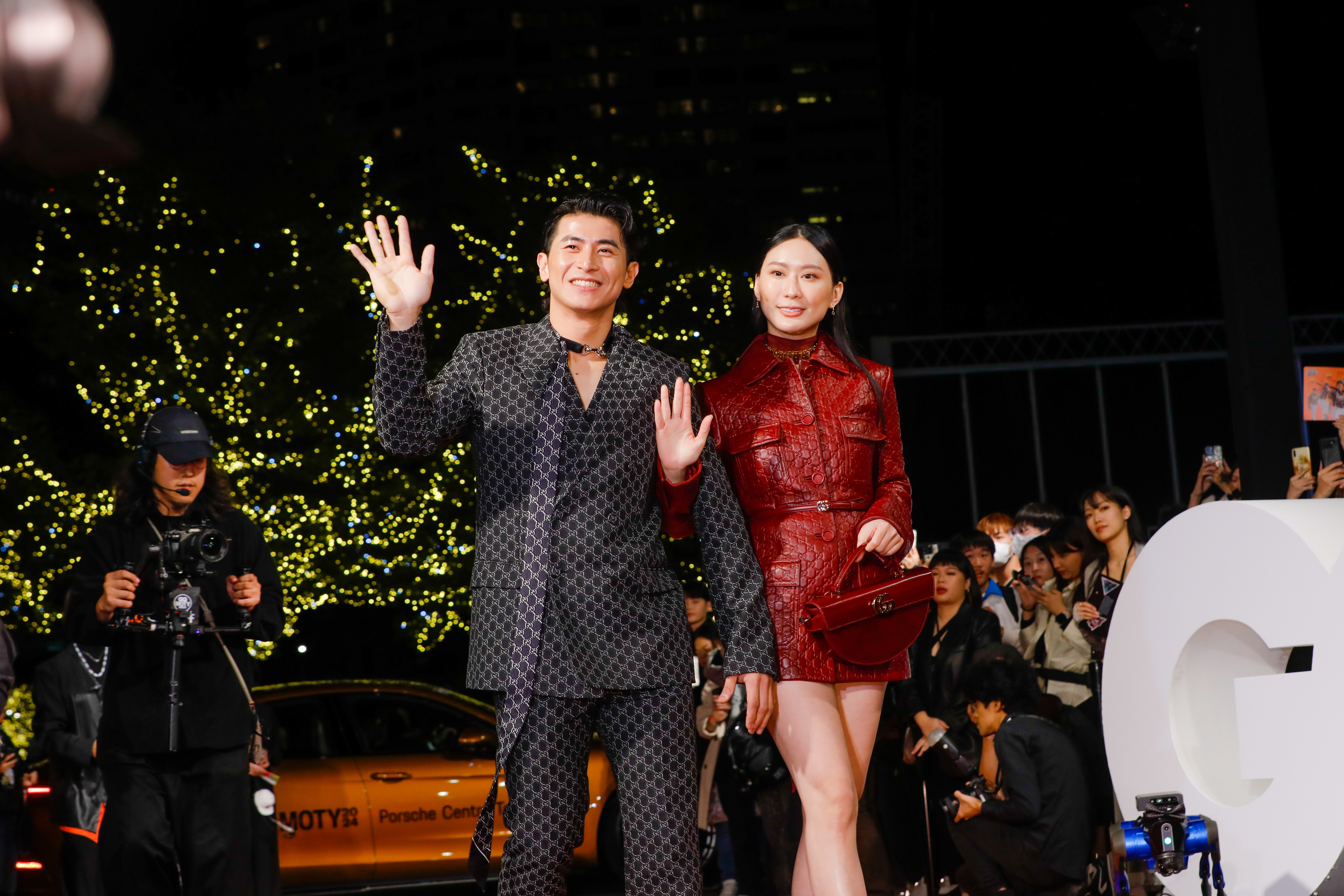 陳傑憲身著整套GUCCI西裝，妻子綺綺同樣以GUCCI造型裝扮自己，紅色皮衣短褲秀出一雙修長美腿。