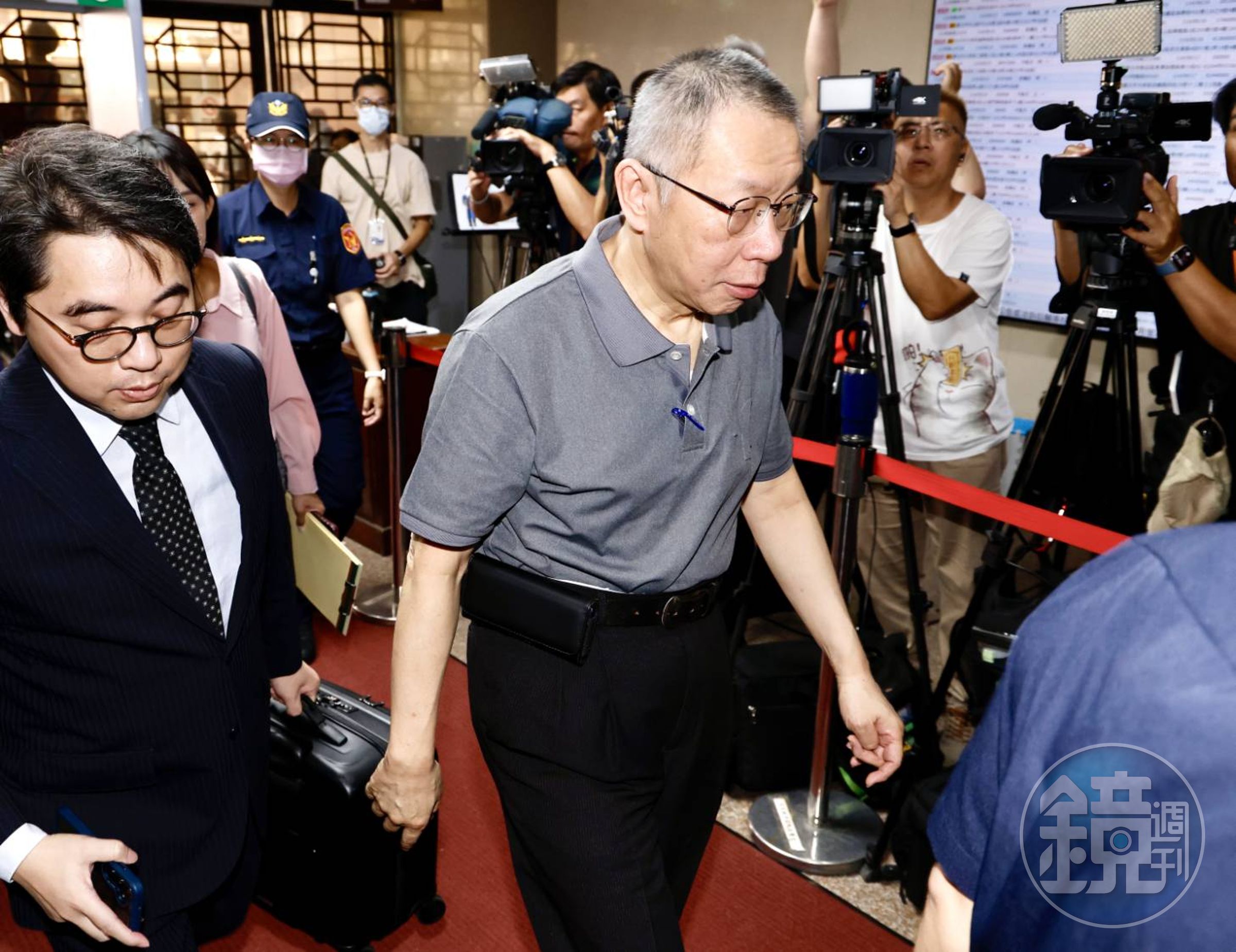 柯文哲9點起暫羈押,重回看守所與否下午揭曉。