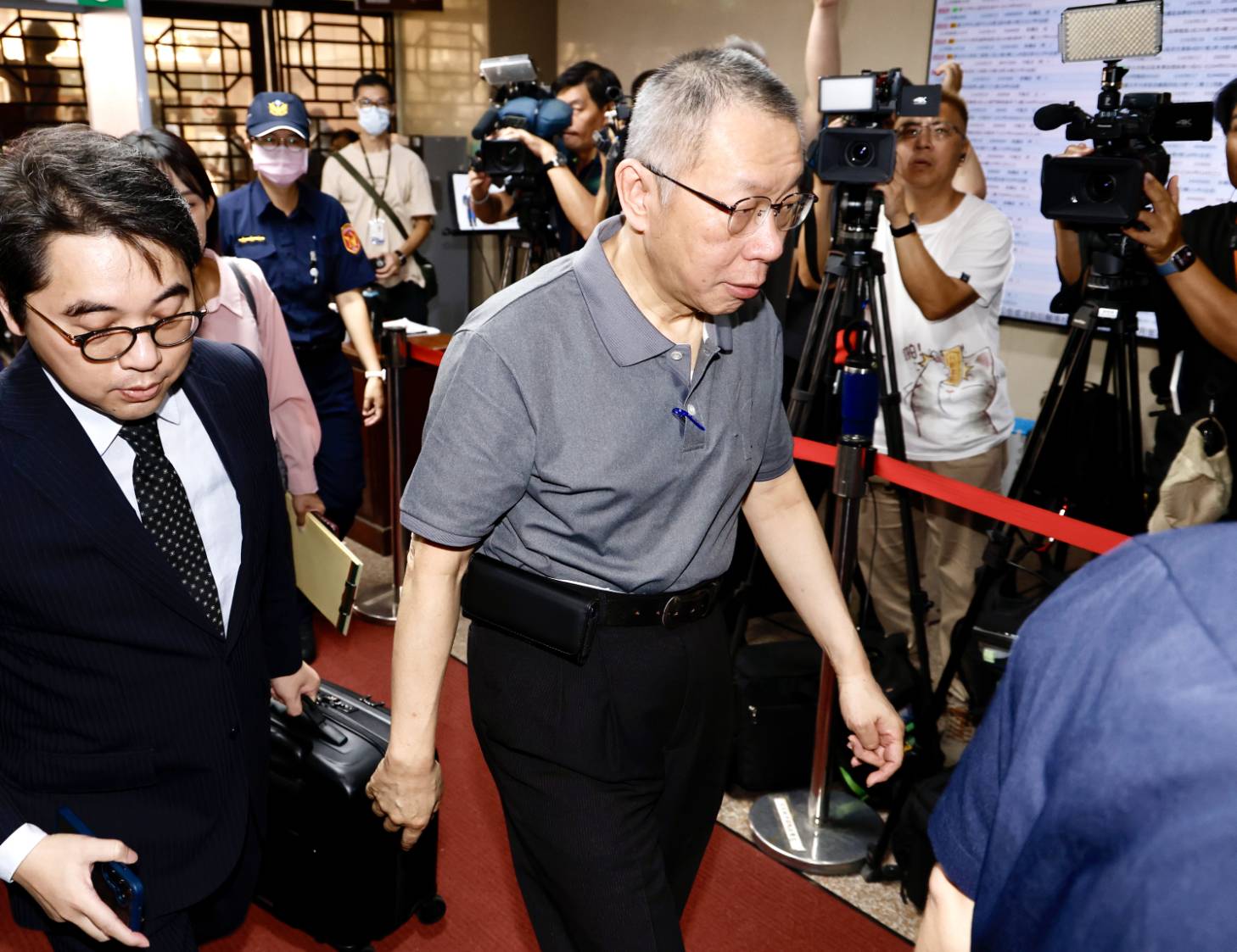 柯文哲9點起暫羈押，重回看守所與否下午揭曉。