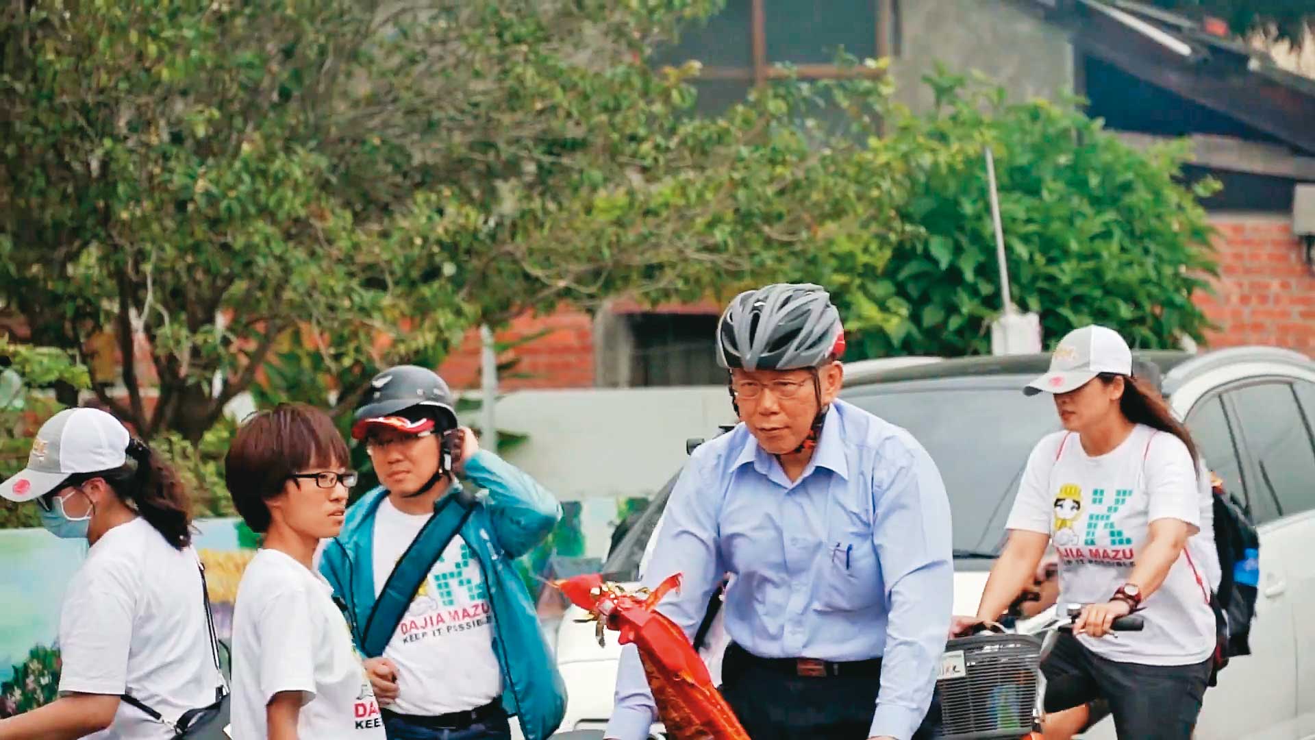 柯文哲(右)過去與橘子(左)形影不離,檢廉認定橘子是柯的貼身帳房。(翻攝柯文哲YouTube)