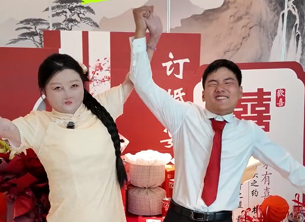 中國一名全身95%燒傷、9根手指截肢的女孩歷經無數困難與復健，日前開心分享訂婚喜訊。（翻攝自微博）