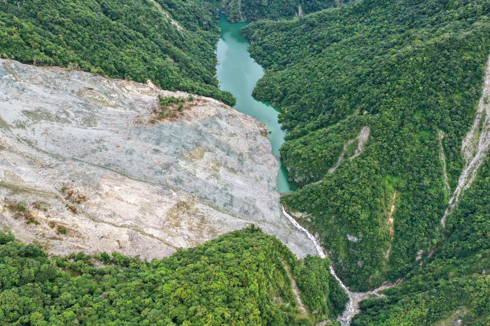 福8衛星協助監測花蓮萬里溪堰塞湖的溢流風險。左圖為林業及自然保育署花蓮分署公布的7月31日堰塞湖無人機空拍照。（翻攝農業部林業及自然保育署官網）