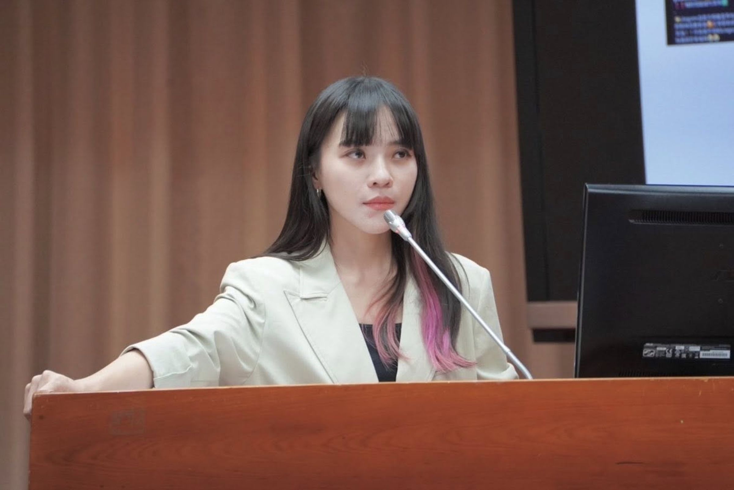立委黃捷強調,保護令不能只是紙上談兵,要求政府立即補破網。(翻攝自黃捷臉書)