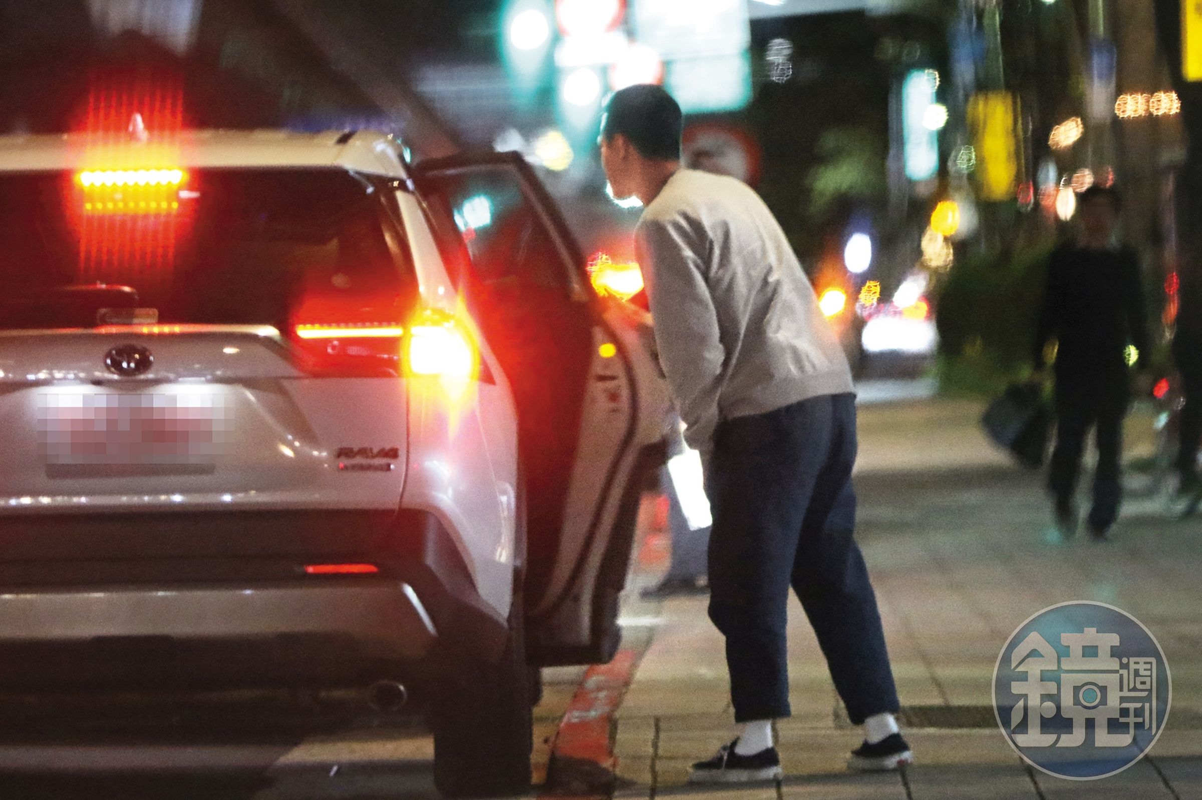 1/16,20:57,劉容嘉男友在東區就先行下車,趕赴其他行程。