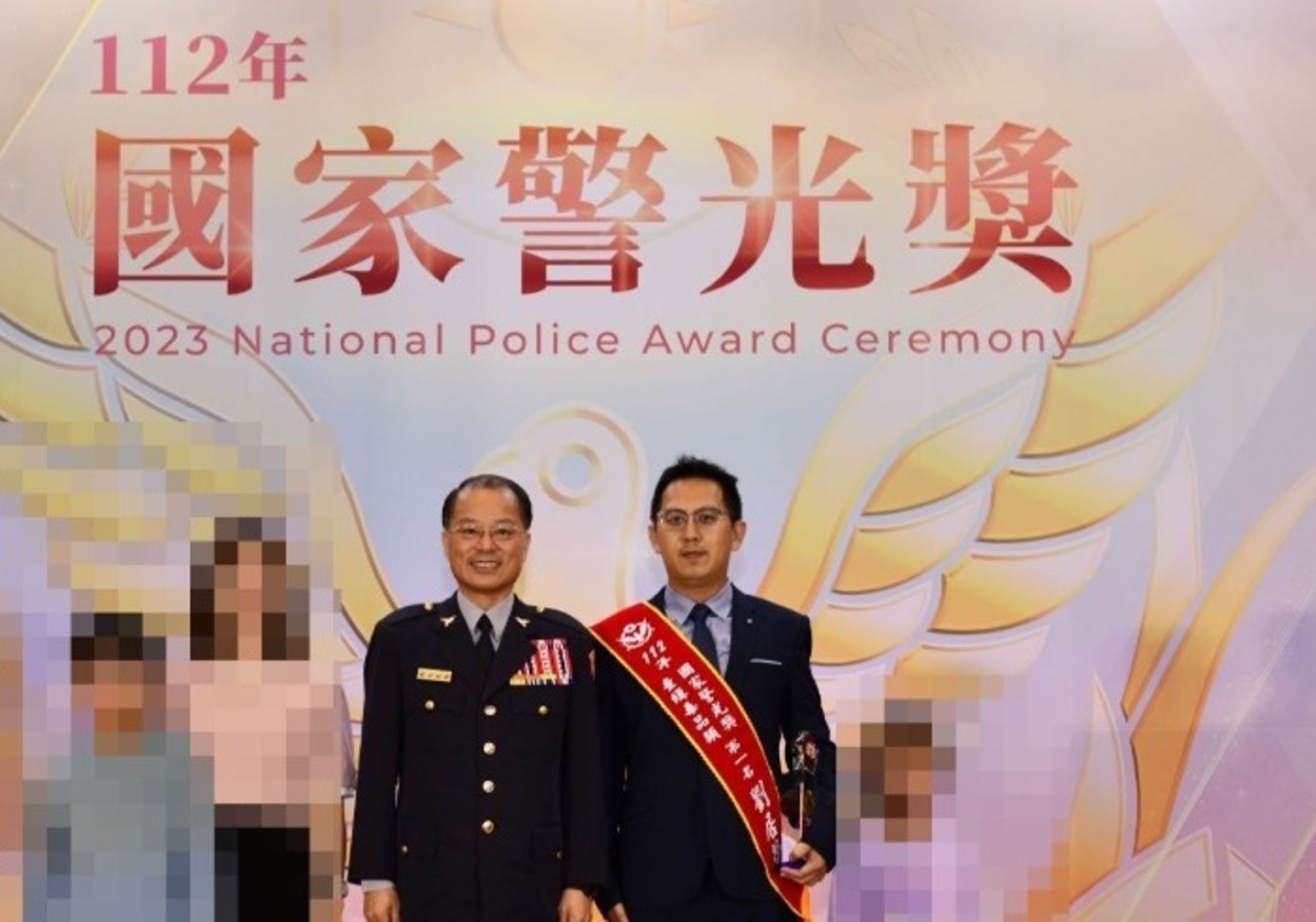 北市刑大2線3星偵查隊長劉居榮(右),因「誤傳」Uber運將的個資給富二代游翔閔,捲入王大陸教唆毆打案。(翻攝畫面)