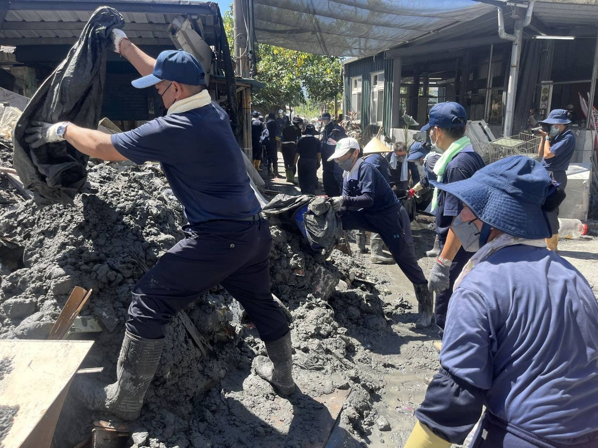 慈濟啟動光復災情清掃,12,000位「鏟子超人」參與。(慈濟基金會提供)