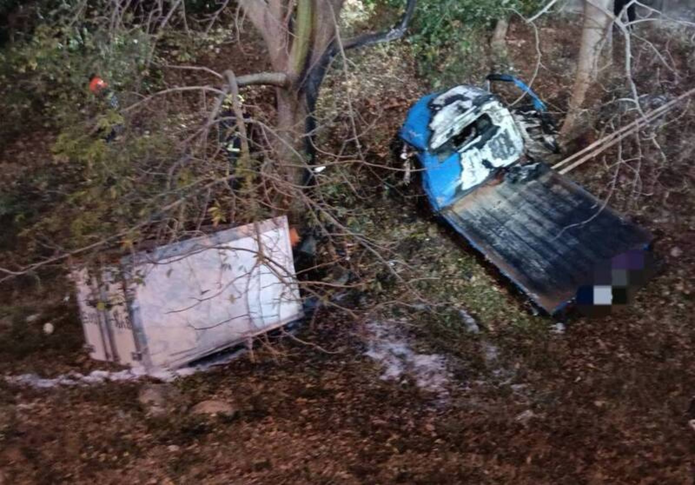 小貨車起火後,警消到場在半小時內撲滅,但車內2人已明顯死亡。(翻攝畫面)