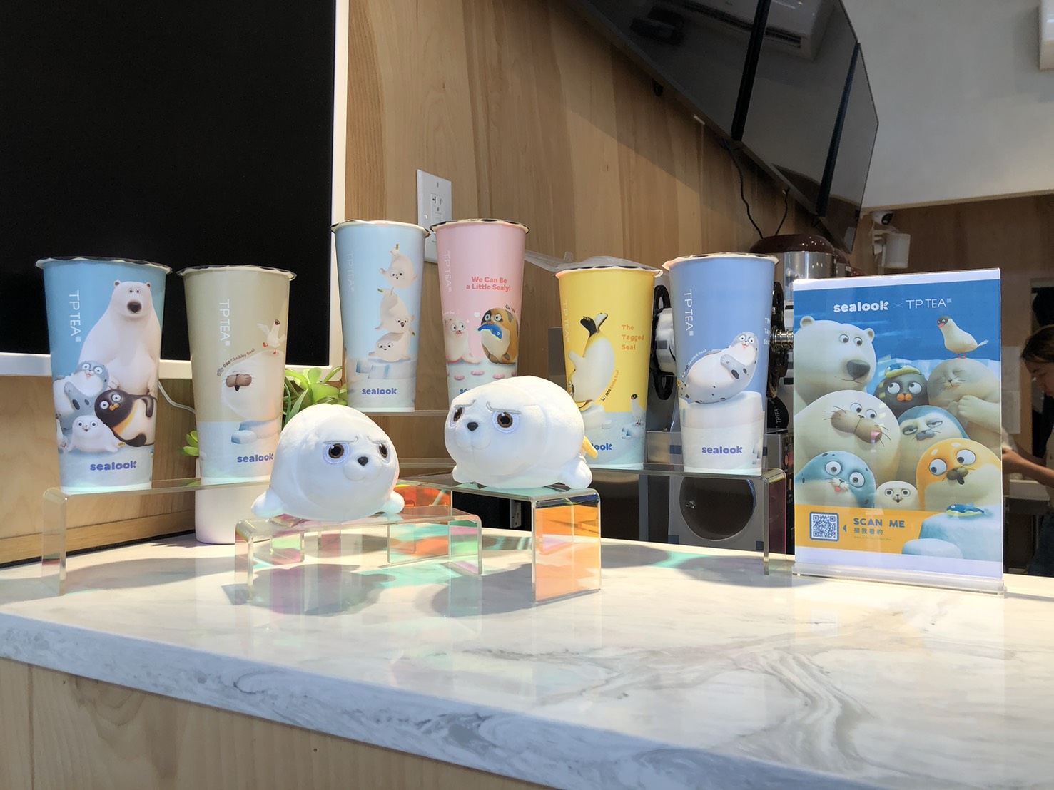 《海豹看看》去年底攜手台灣手搖品牌茶湯會推出特製飲料杯。（小公視提供）