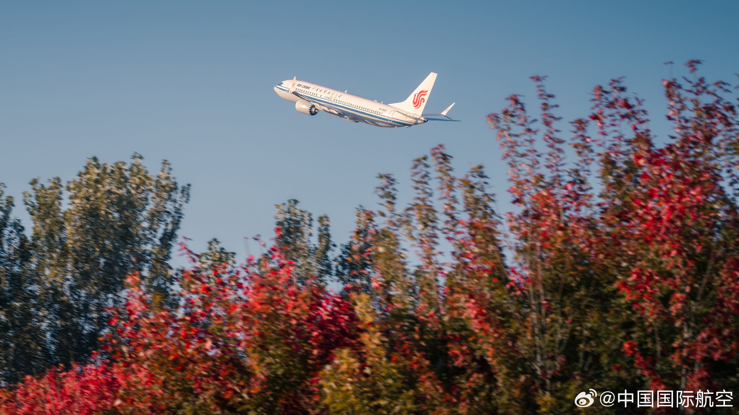 中國國際航空宣布縮減飛往日本的航班，中國官媒更報導15日以來已有54萬件取消機票。（翻攝自微博@中國國際航空）