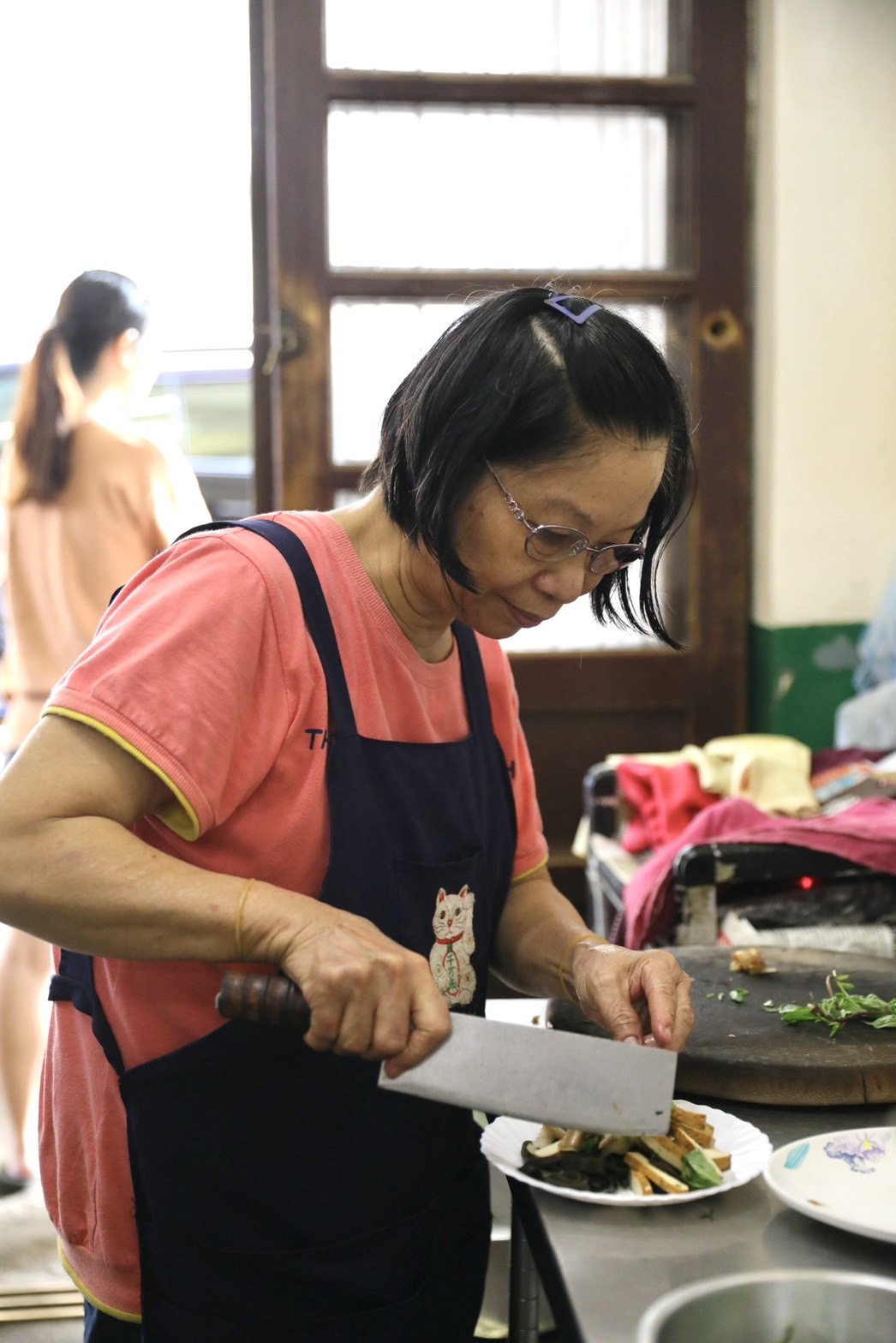 老闆陳麗育笑說，剛嫁來富岡看到公公在店裡常常一路忙到天亮，讓她頗為害怕。