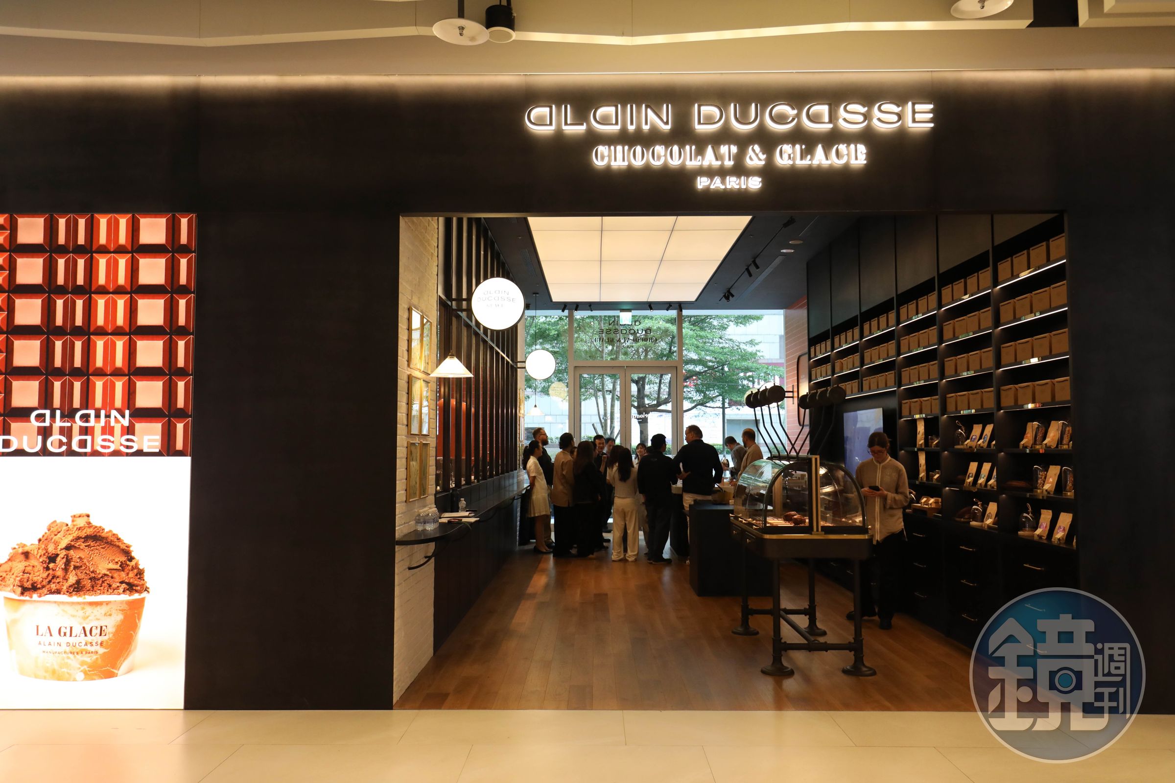Alain Ducasse集團攜旗下Le Chocolat與La Glace兩大品牌進駐台灣，全球首間雙品牌概念旗艦店落腳台北。