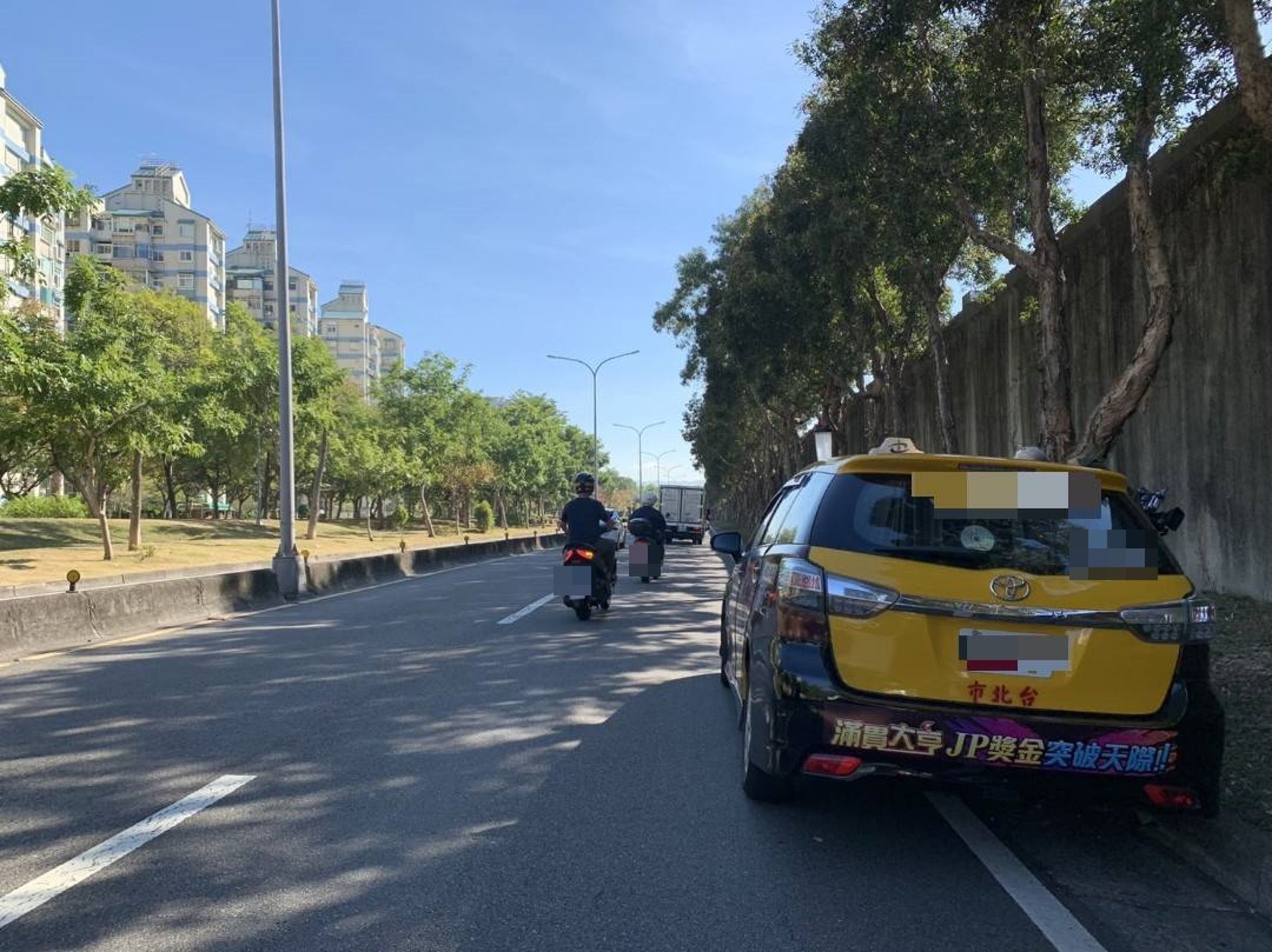 鄭姓計程車司機因身體不適,今早載客時突擦撞路緣後昏迷。(翻攝畫面)