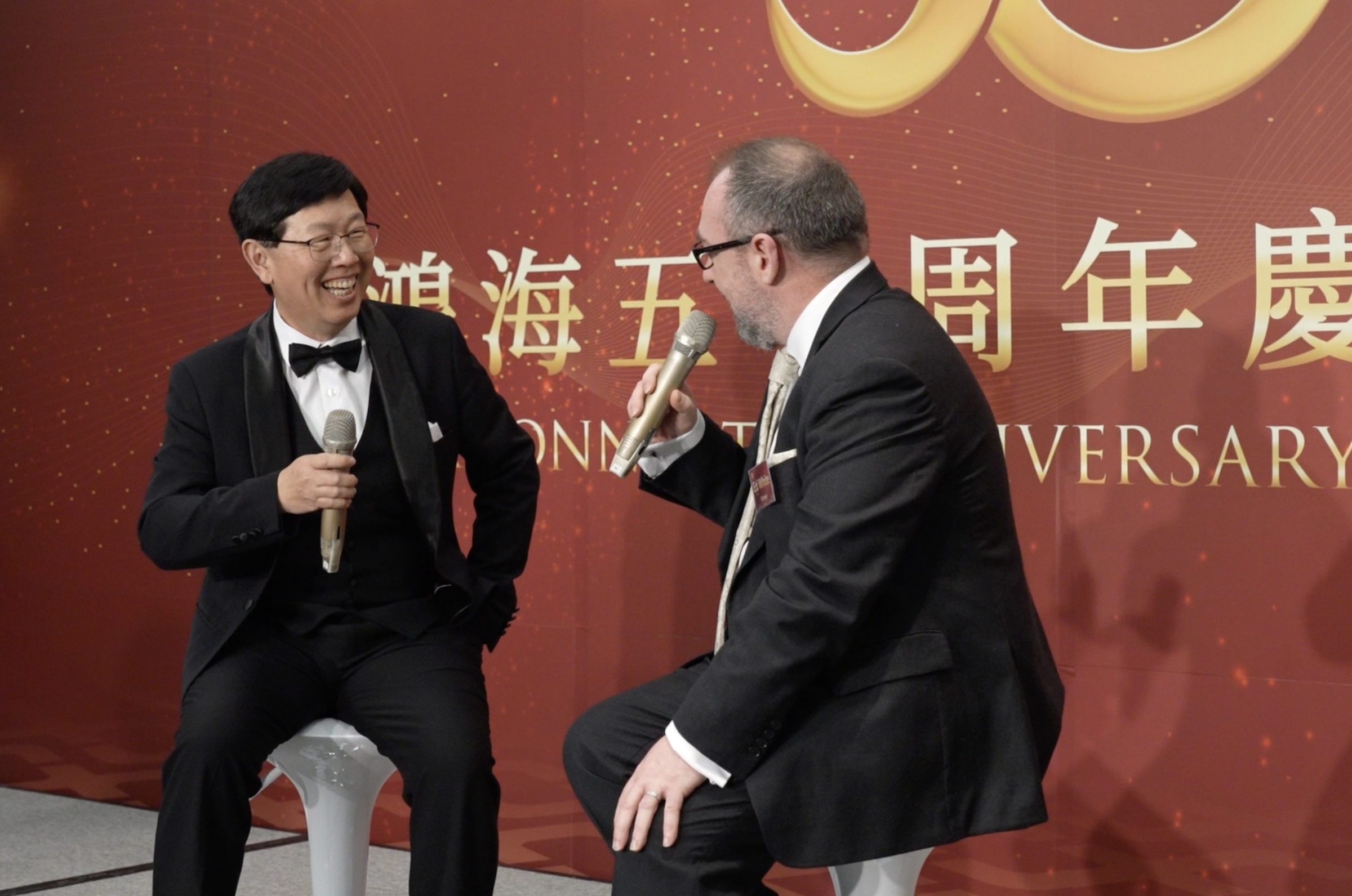 鴻海50週年慶祝晚會,董事長劉揚偉與科睿唯安副總裁兼首席分析師Ed White。(鴻海提供)
