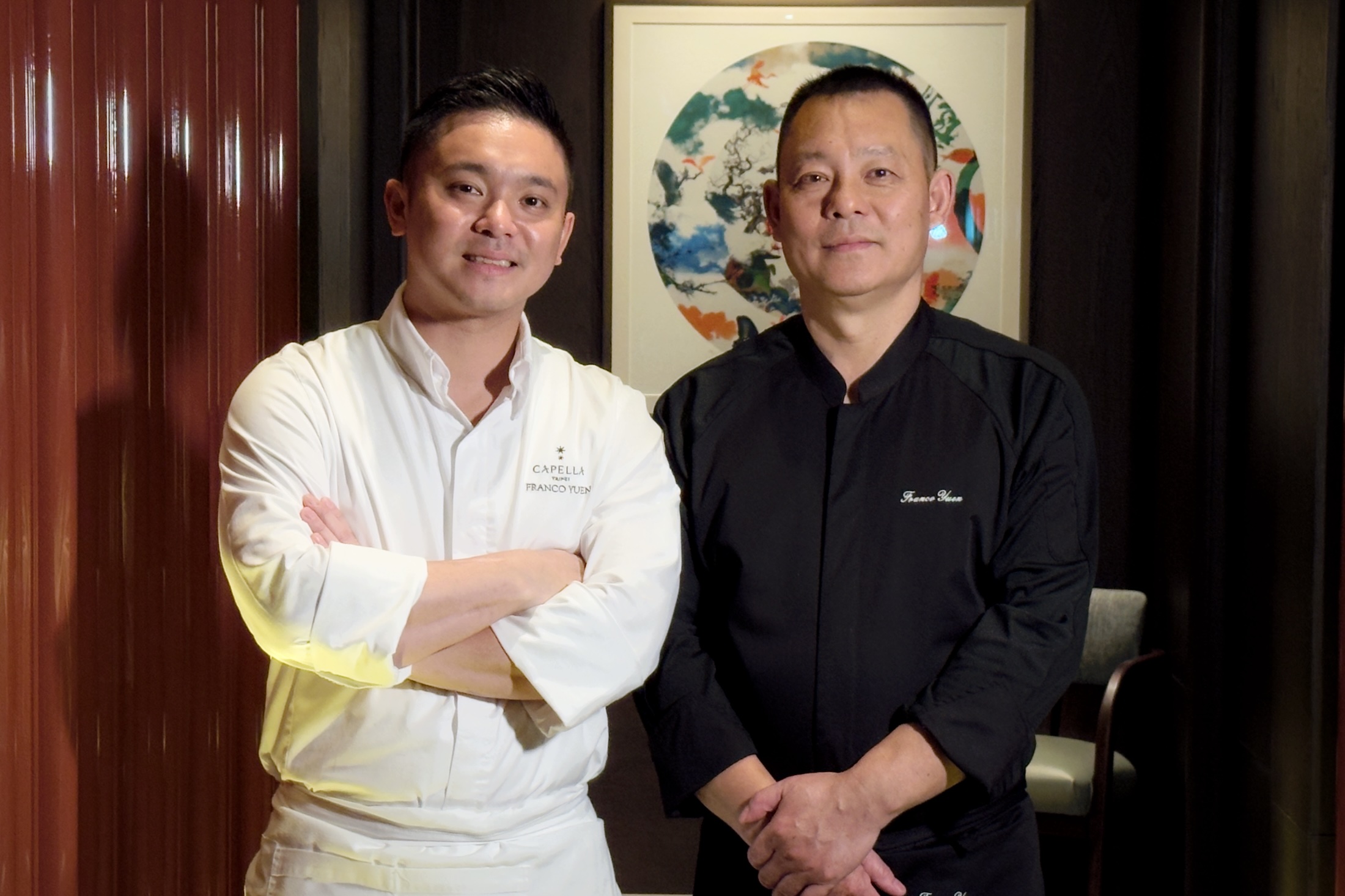 台北嘉佩樂酒店「榕居」行政主廚袁栢勳(左)首度攜手父親袁楚梓師傅(右)設計父親節菜單,8道料理訴說兩代粵菜主廚的傳承故事。